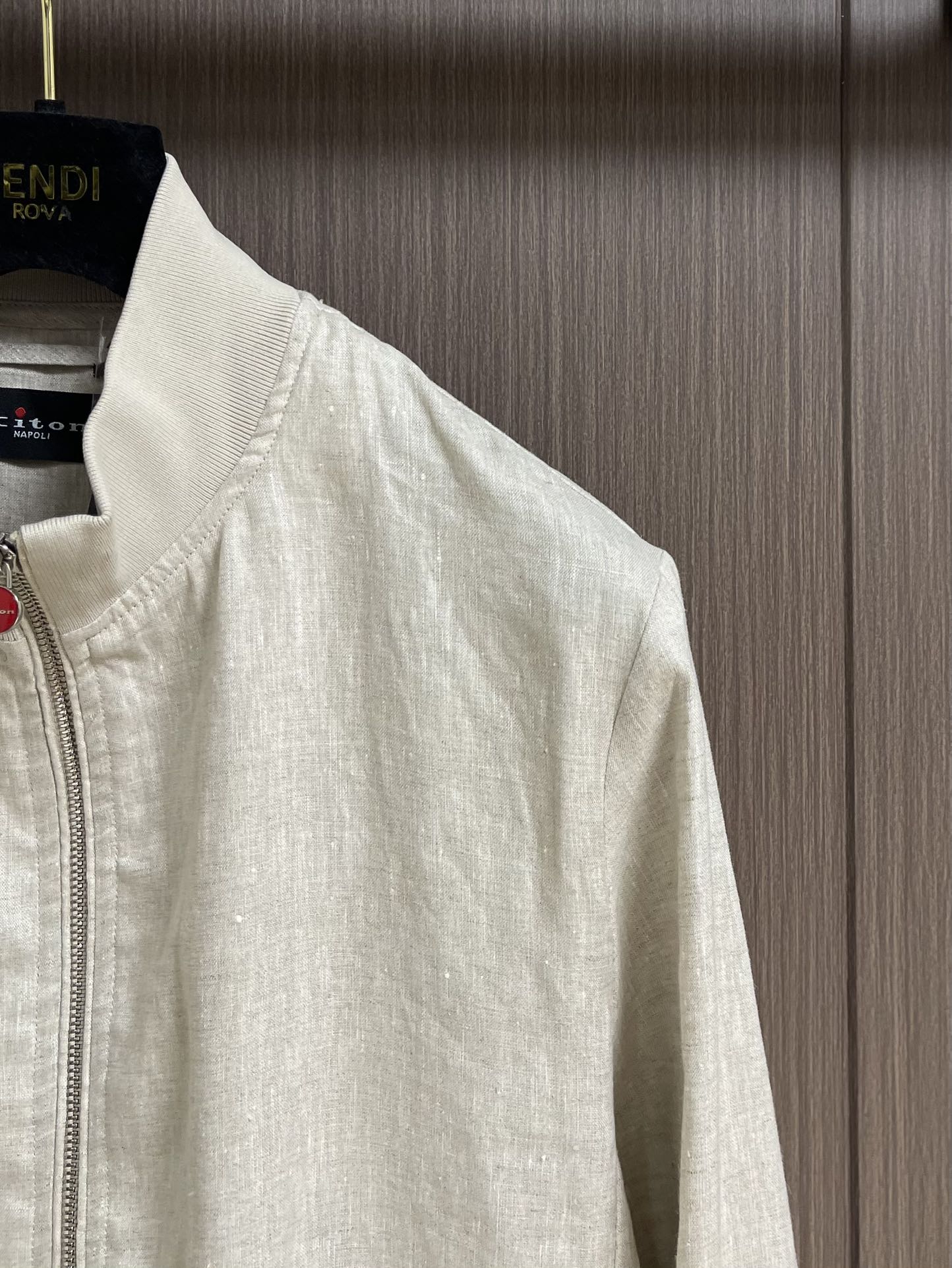 
kiton 亚麻面料手感柔软绵密立领设计外套，以其精细特织的100％亚麻面料和独特的设计，确实展现了非