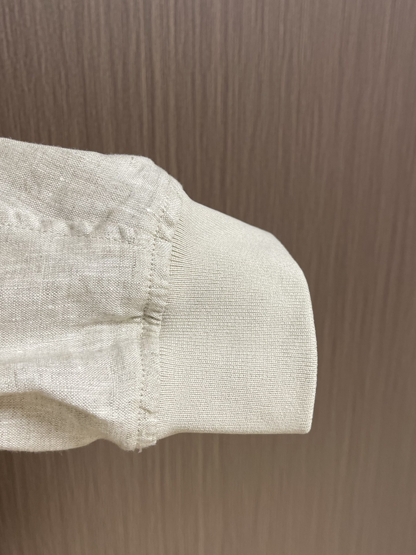 
kiton 亚麻面料手感柔软绵密立领设计外套，以其精细特织的100％亚麻面料和独特的设计，确实展现了非