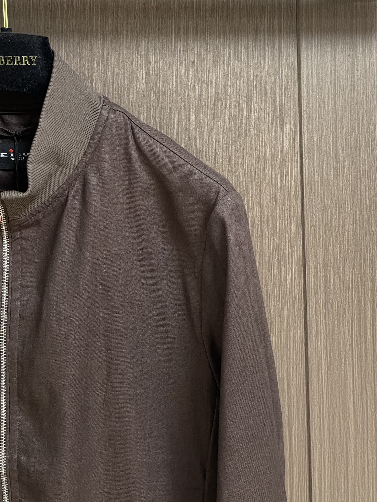 
kiton 亚麻面料手感柔软绵密立领设计外套，以其精细特织的100％亚麻面料和独特的设计，确实展现了非