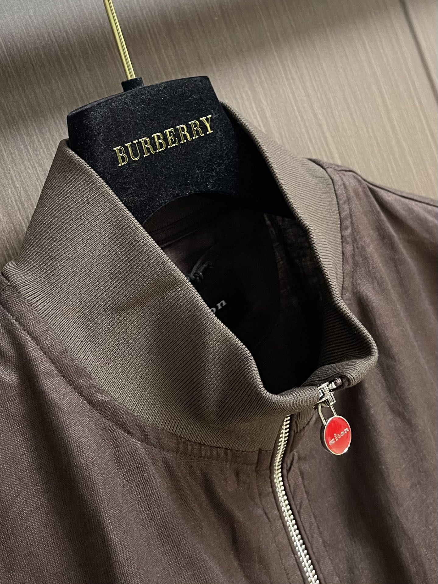 
kiton 亚麻面料手感柔软绵密立领设计外套，以其精细特织的100％亚麻面料和独特的设计，确实展现了非