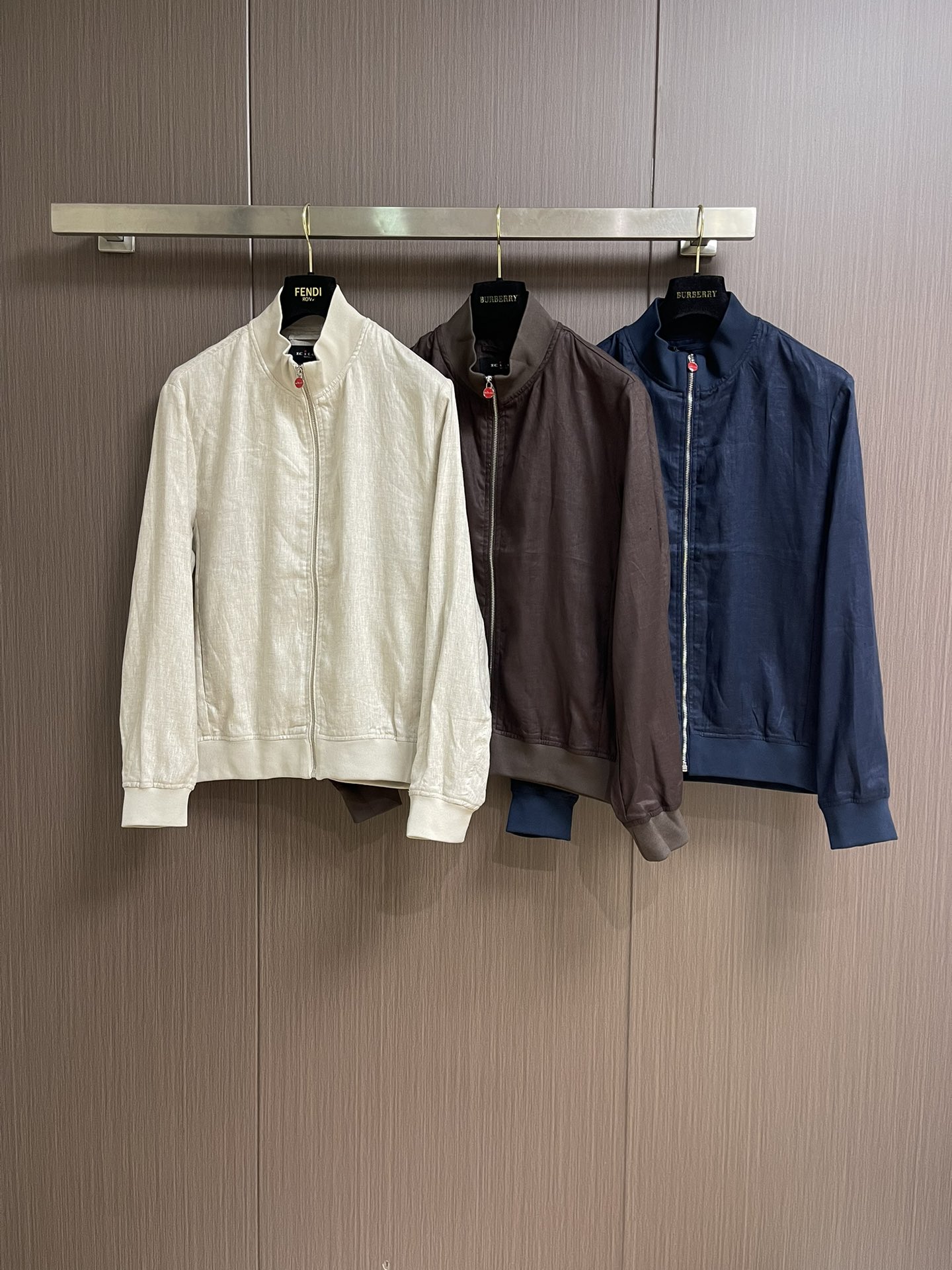 
kiton 亚麻面料手感柔软绵密立领设计外套，以其精细特织的100％亚麻面料和独特的设计，确实展现了非