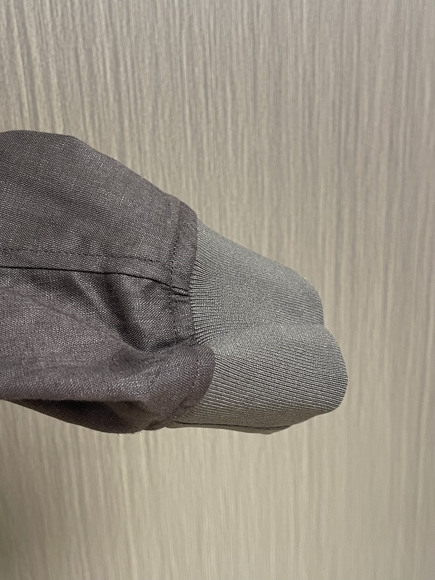 
kiton 亚麻面料手感柔软绵密立领设计外套，以其精细特织的100％亚麻面料和独特的设计，确实展现了非