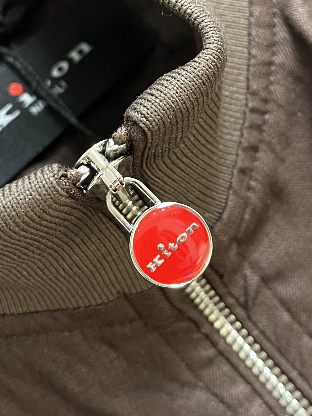 
kiton 亚麻面料手感柔软绵密立领设计外套，以其精细特织的100％亚麻面料和独特的设计，确实展现了非