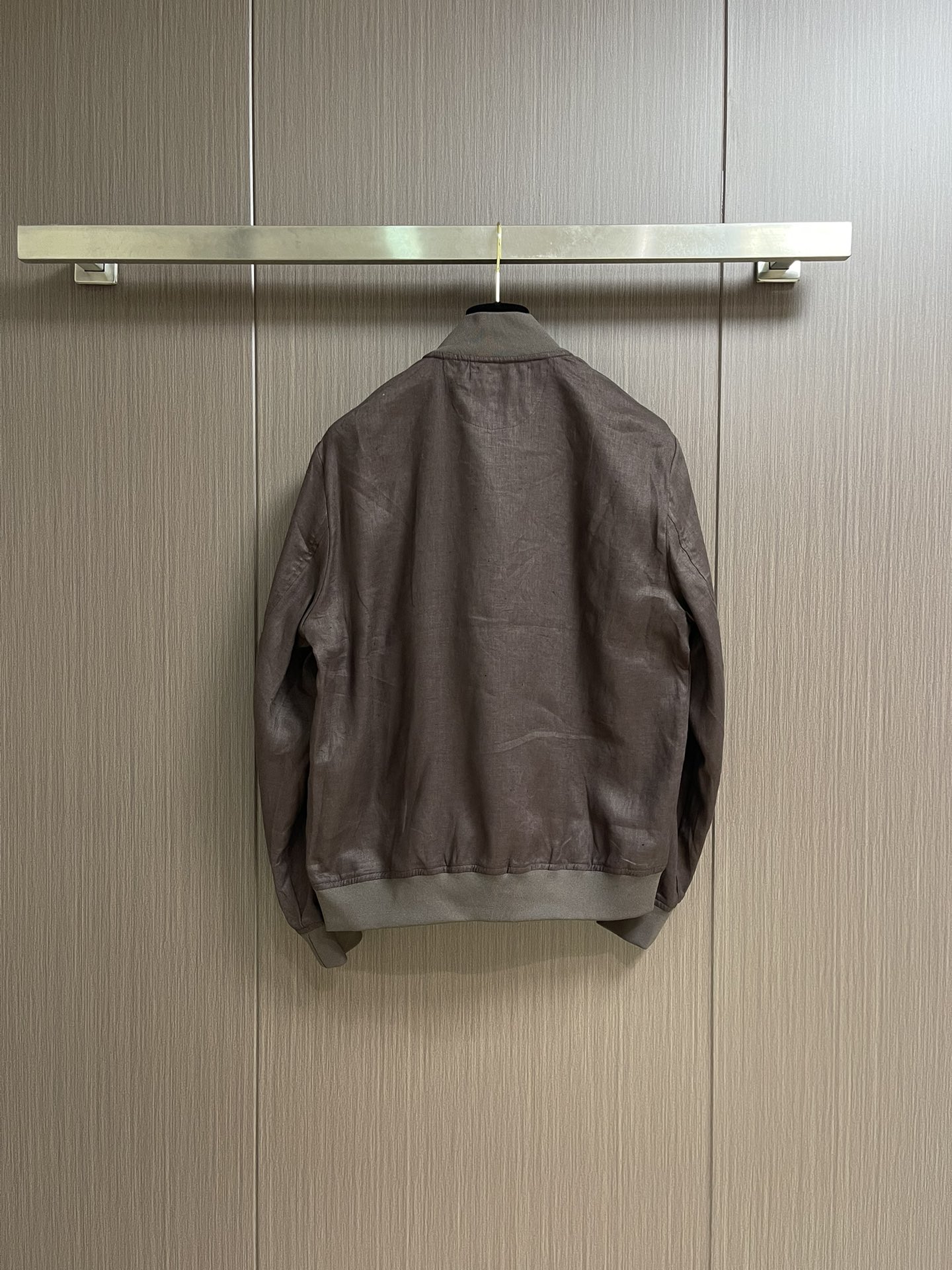 
kiton 亚麻面料手感柔软绵密立领设计外套，以其精细特织的100％亚麻面料和独特的设计，确实展现了非