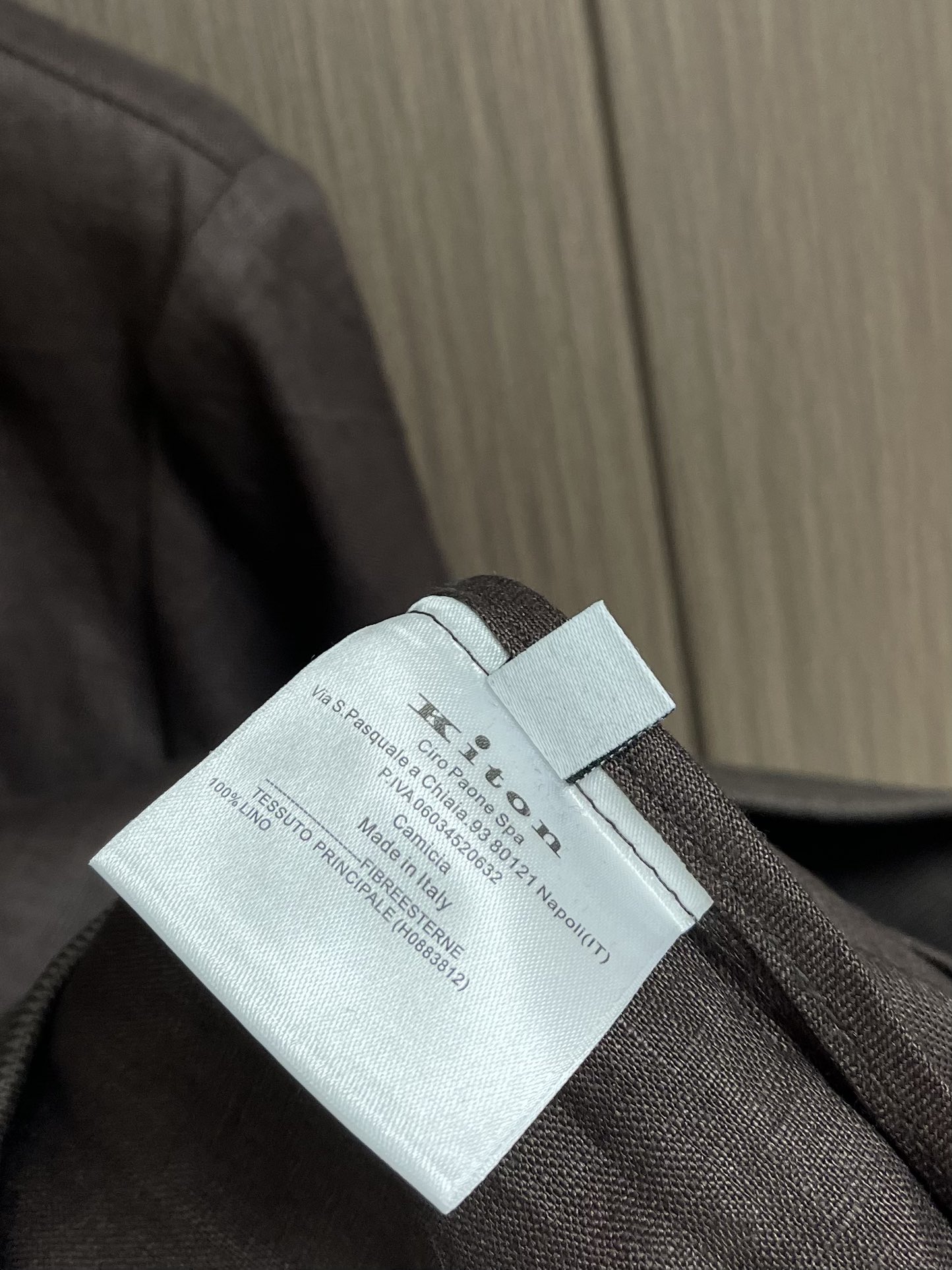
kiton 亚麻面料手感柔软绵密立领设计外套，以其精细特织的100％亚麻面料和独特的设计，确实展现了非