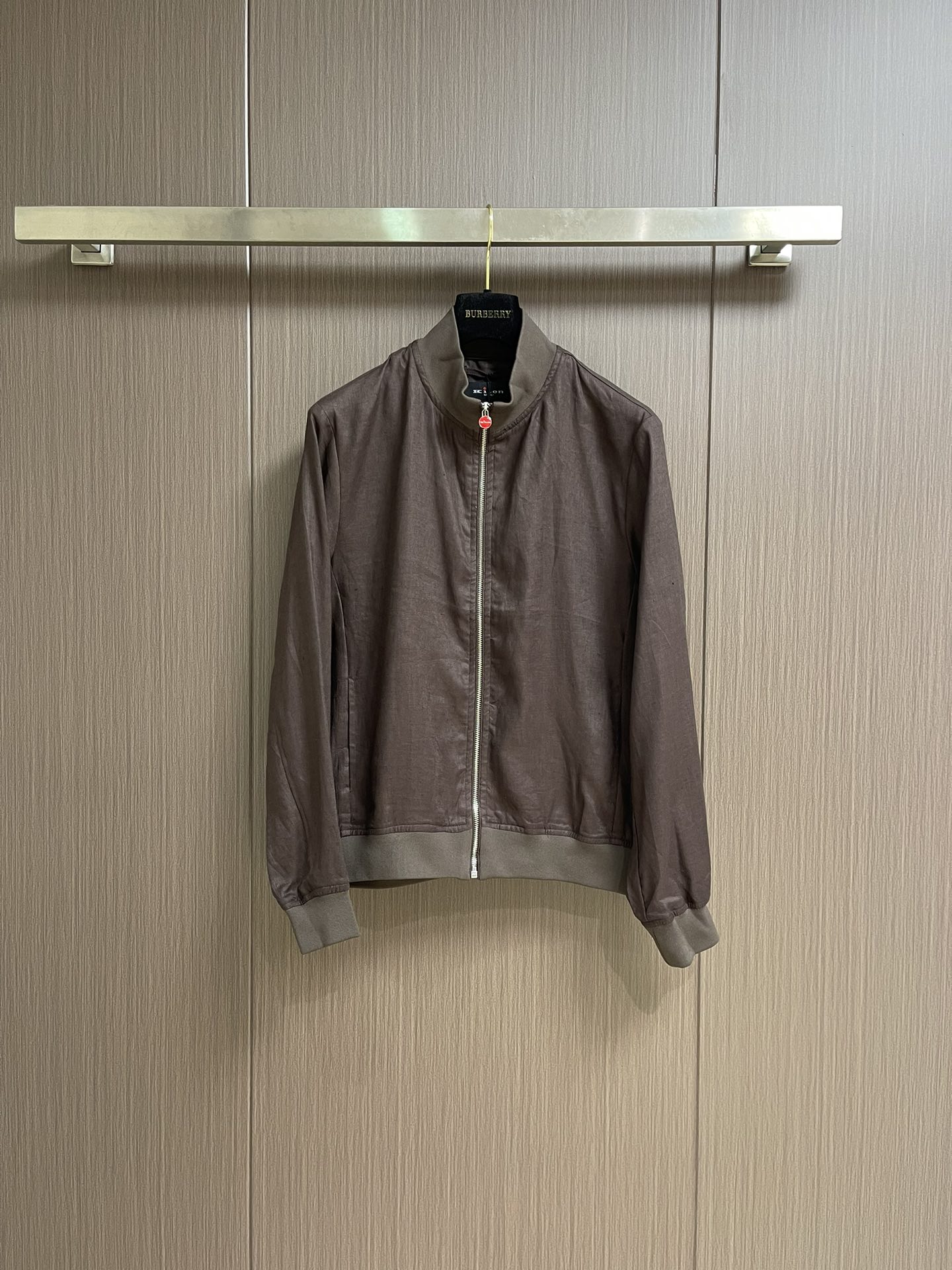 
kiton 亚麻面料手感柔软绵密立领设计外套，以其精细特织的100％亚麻面料和独特的设计，确实展现了非