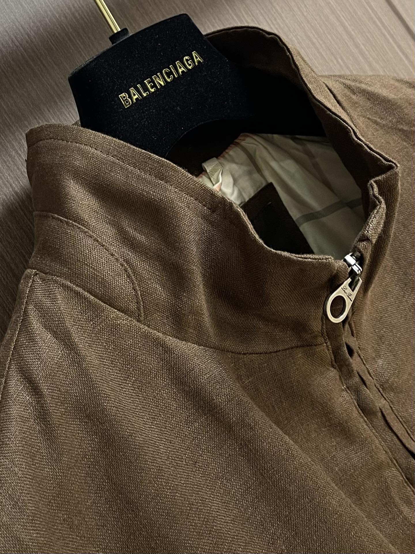 
lP🆕 LoroPiana 2025SS早秋新款 老钱风 经典休闲款亚麻外套 上身帅气 这款采用纯亚麻