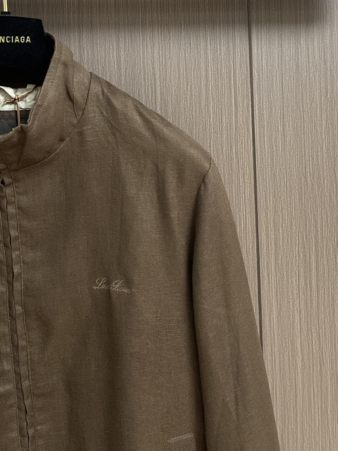 
lP🆕 LoroPiana 2025SS早秋新款 老钱风 经典休闲款亚麻外套 上身帅气 这款采用纯亚麻