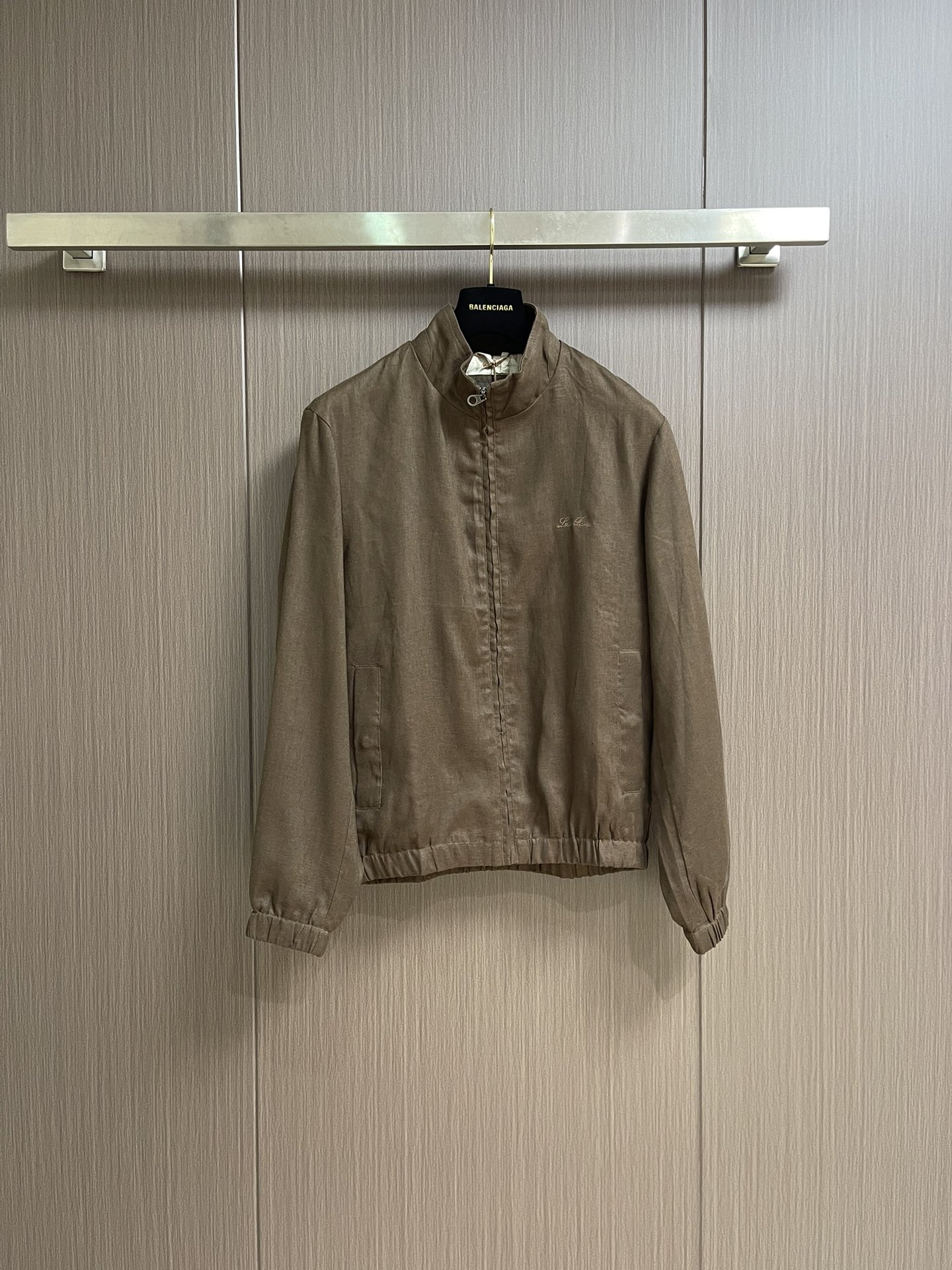 NO:515189,LP Loropiana 2025SS early autumn new style, old money style, classic casual linen jacket, handsome upper body This model is made of pure linen material to interpret the classic, can be matched well in business commuting, random comparison on the cabinet, integrated tailoring, full quality order of hardware and accessories, very attentive in details, simple and versatile but not monotonous, customized hardware and accessories, meticulous fabric of details is made of pure linen material, linen is lined inside, comfortable upper body, breathable, and has a very crisp feeling, a model that is very practical for business and casual wear. Size M-3XL,,loro piano,loro piano, jackets & coats,alexander wang19860909LP Loropiana 2025SS早秋新款 老钱风 经典休闲款亚麻外套 上身帅气 这款采用纯亚麻材质 来诠释经典 商务通勤都能很好搭配 柜上随意对比 合体的剪裁 五金辅料全品相订单,细节上把握非常走心 简约百搭而不单调,定制的五金辅料,细节的一丝不苟面料采用 纯亚麻材质内里有里衬 上身舒适 透气 又有很好的挺括感,平时商务休闲很实穿的一款.尺码M-3XL,,loro piana,loro piana,jackets & coats,alexander wang,Men's clothing