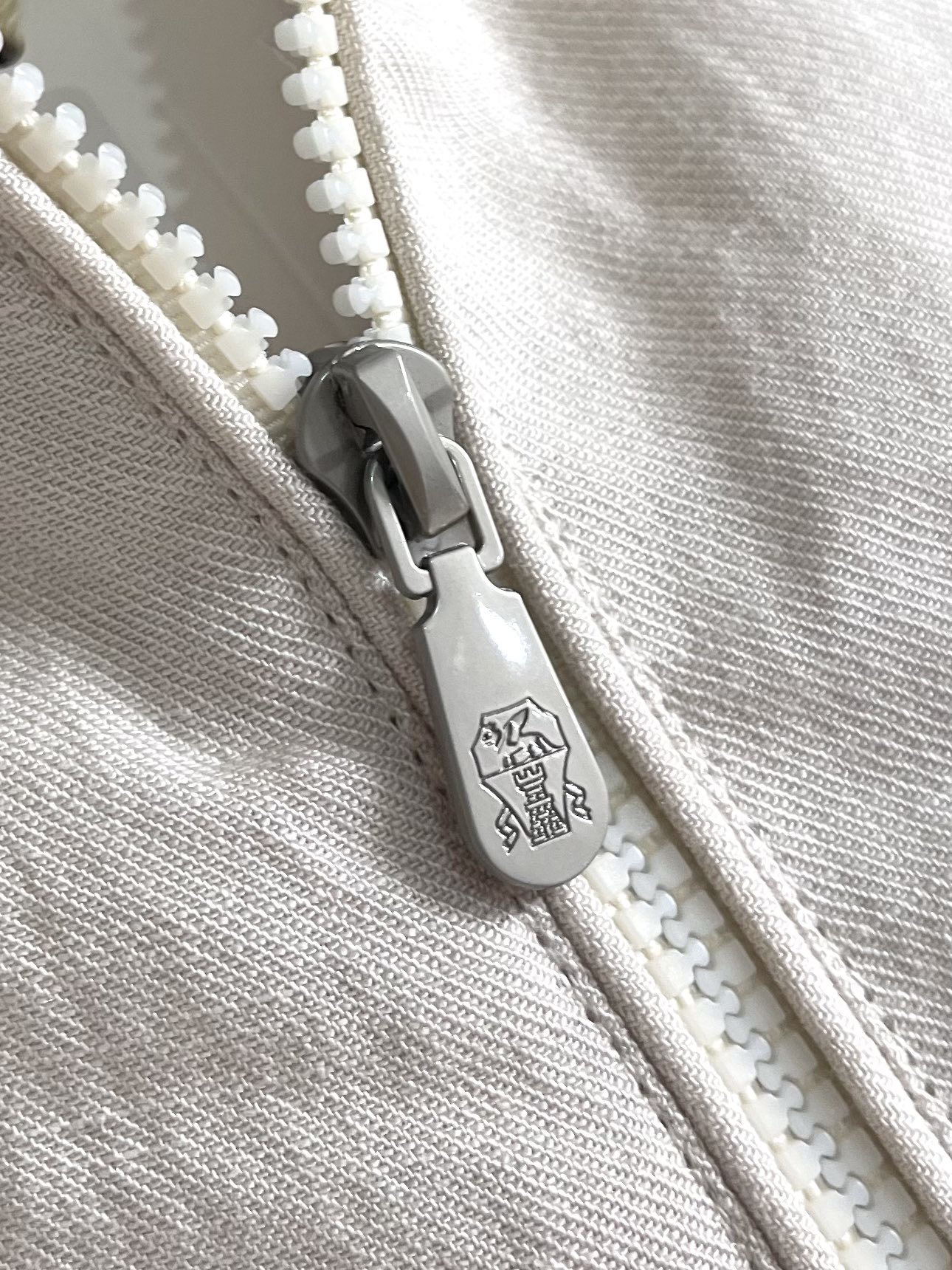 
BC 2025s春夏新款轻薄亚麻外套，男士刺绣徽标商务休闲夹克外套！选用客供定织定染轻薄天丝亚麻面料打