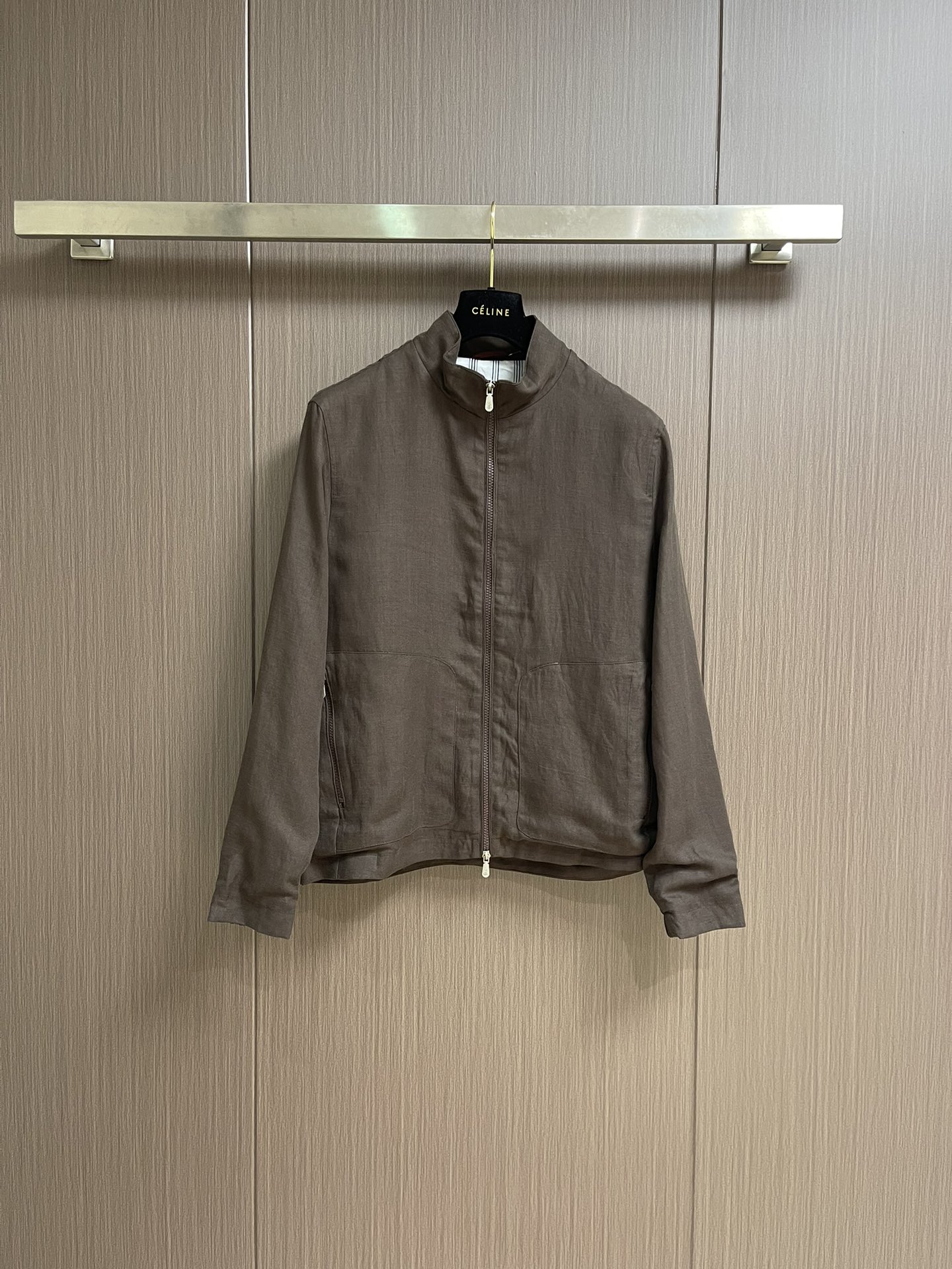 NO:515187,BC 2025s spring and summer new light linen jacket, men's embroidered logo business casual jacket jacket!  The customer-supplied fixed-woven and dyed light and thin tinsel linen fabric ensures the comfort and breathability of the jacket. The linen fabric has natural moisture absorption and heat dissipation, which can keep the skin dry and reduce the sultry feeling in summer!  The casual style is suitable for business occasions, and can also show a relaxed and comfortable casual style!  Size M-3XL, Jackets & coats, Jackets & coats, Alexander wang19860909BC 2025s春夏新款轻薄亚麻外套,男士刺绣徽标商务休闲夹克外套！选用客供定织定染轻薄天丝亚麻面料打造的,保证了外套的舒适度和透气性,亚麻面料具有天然的吸湿性和散热性,能够让皮肤保持干爽,减少夏季的闷热感！休闲版型,既适合商务场合,又能展现轻松自在的休闲风格！尺码M-3XL,,jackets & coats,jackets & coats,alexander wang,Men's clothing