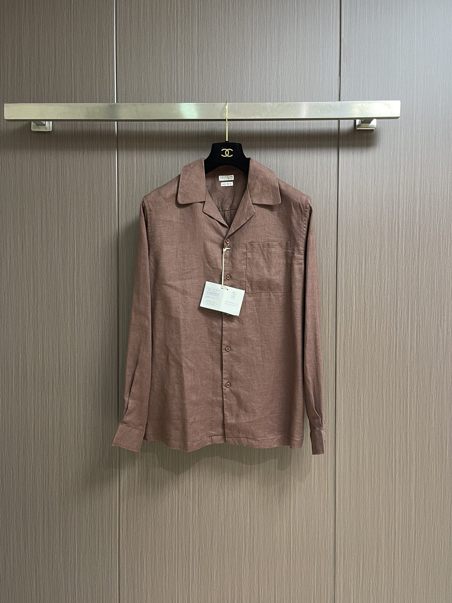 NO:515229,BC Cuban collar pocket long sleeve pure linen shirt!  A long-sleeved linen shirt that takes you to enjoy the retro and modern colors. The classic and unique design of Cuban collar makes the neck just right, not only gives the shirt a unique retro temperament, but also highlights your elegant temperament. The breathability and hygroscopicity of the natural fiber material of linen keeps you away from stuffiness. After special craftsmanship, it ensures that the breathability and hygroscopicity of the shirt is at its best. Even in the hot summer, you can feel the coolness and comfort it brings. The simple design allows you to easily show a fashionable and casual style. Not only increases the overall beauty, but also provides a comfortable wearing experience. The high-quality stitching process and the left chest pocket design ensures the usability and aesthetics of the shirt. Whether it is quality or practicality, it is first-class and is one of the indispensable items in your wardrobe. Size M-3XL, Shirts, alexander wang19860909BC 古巴领口袋长袖纯亚麻衬衣！带你领略复古与现代的完你玩转色彩的一款亚麻长袖衬衫 经典独特设计的古巴领,使颈部度恰到好处,不仅赋予了衬衫独特的复古气质,还突显了你的优雅气质.亚麻天然纤维材质的透气性和吸湿性让您远离闷热,经过特殊工艺处理,确保衬衫的透气性和吸湿性都达到最佳状态.即使在炎热的夏天,你也能感受到它带来的清凉与舒适.简约的设计则让您轻松展现时尚休闲风格.不仅增加了整体的美感,还提供了舒适的穿着体验.优质的缝线工艺,左胸口袋设计,确保了衬衫的使用性和美观性.无论是品质还是实用性,它都堪称一流,是您衣橱中不可或缺的单品之一.尺码M-3XL,,shirts,alexander wang,Men's clothing