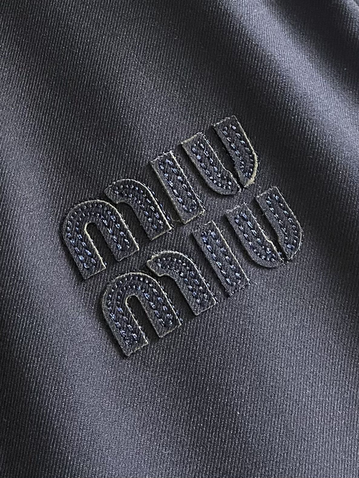 
MIUMIU 拼袖羊毛夹克西服，采用YB定制棉质面料，主体面料挺括有型，不易褶皱，穿着时能保持良轻松打