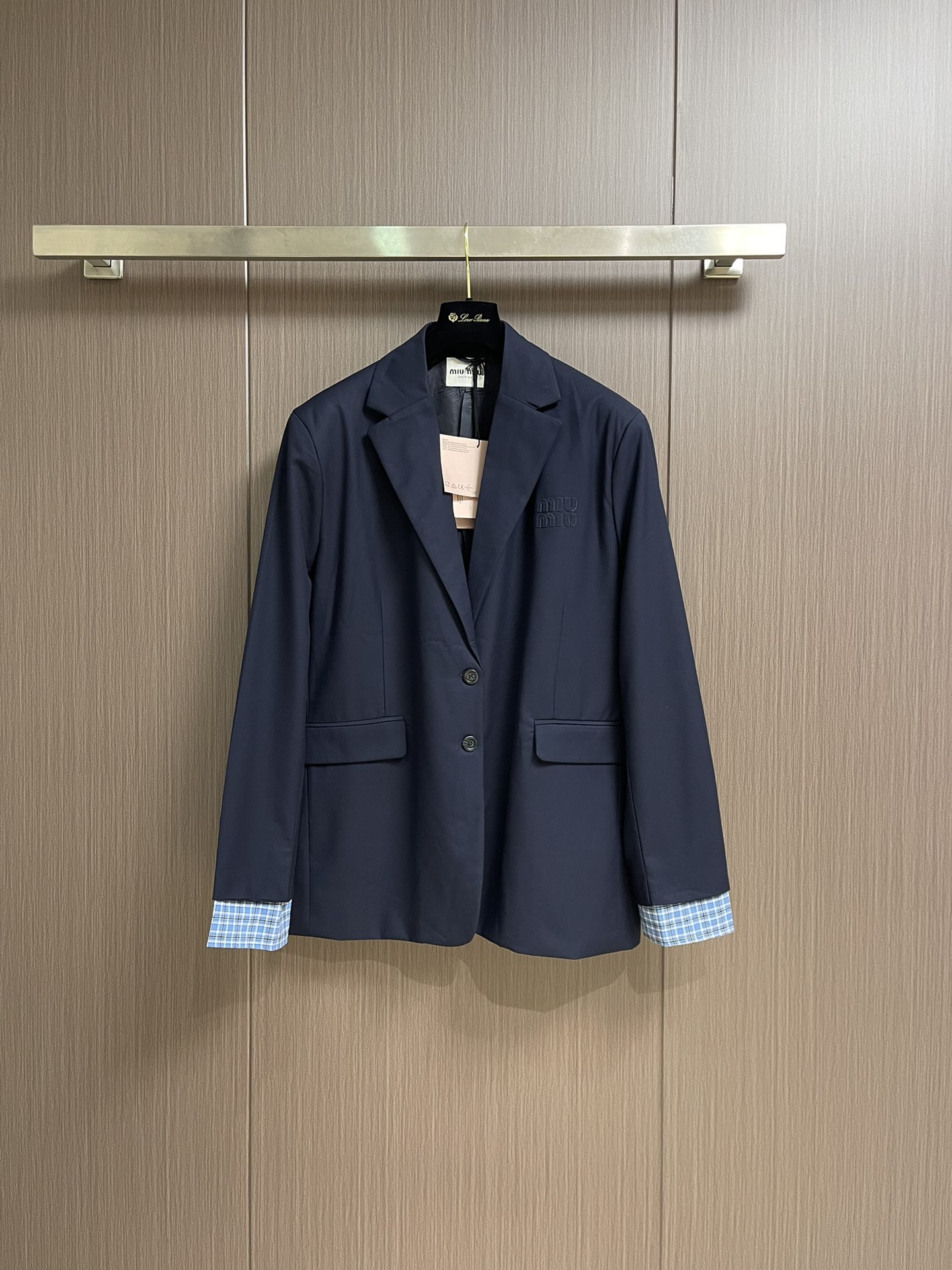 NO:514141,MIUMIU sleeve wool jacket suit is made of YB custom cotton fabric. The main fabric is crisp and stylish, not easy to wrinkle, and can be kept relaxed and relaxed when worn. The chest logo embroidered with the stitches, the stitches are even and fine, and the three-dimensional sense is strong, presenting extremely high precision and recognition; the customized round buckles are carefully selected from material selection to polishing, and the opening and closing are smooth and smooth; the cuff splicing is accurately aligned with the main fabric, and the sewing stitches are uniform and tight, which not only exquisite craftsmanship, but also adds a unique sense of fashion; the overall pattern lines are smooth and the various parts are connected naturally, demonstrating excellent cutting and production craftsmanship!  Size 40-42-44-46,,miumiu,jackets & coats,alexander wang19860909MIUMIU 拼袖羊毛夹克西服,采用YB定制棉质面料,主体面料挺括有型,不易褶皱,穿着时能保持良轻松打造出休闲又不失精致的宽松廓形；胸口logo徽标贴布刺绣,针脚均匀细密,立体感强,呈现出极高的精致度与辨识度；定制圆扣从选材到打磨皆精心,开合间流畅顺滑；袖口拼接处,格纹与主体面料精准对齐,缝制针脚均匀且紧密,不仅工艺精湛,还增添了独特的时尚感；整体版型线条流畅,各部位衔接自然,彰显出出色的裁剪与制作工艺水准！尺码40-42-44-46,,miumiu,jackets & coats,alexander wang,Men's clothing