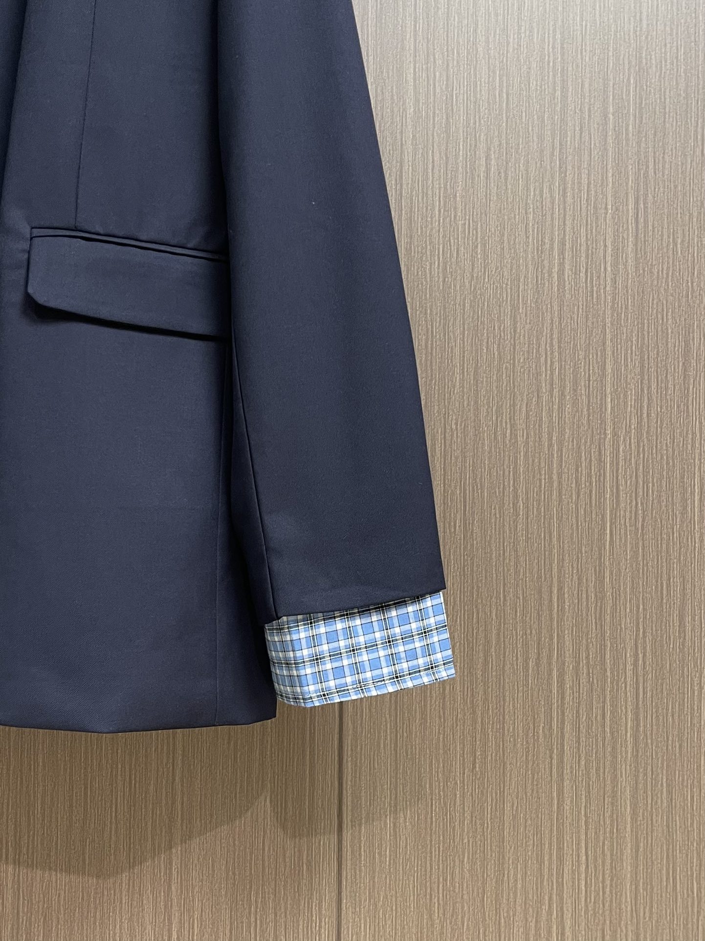 
MIUMIU 拼袖羊毛夹克西服，采用YB定制棉质面料，主体面料挺括有型，不易褶皱，穿着时能保持良轻松打