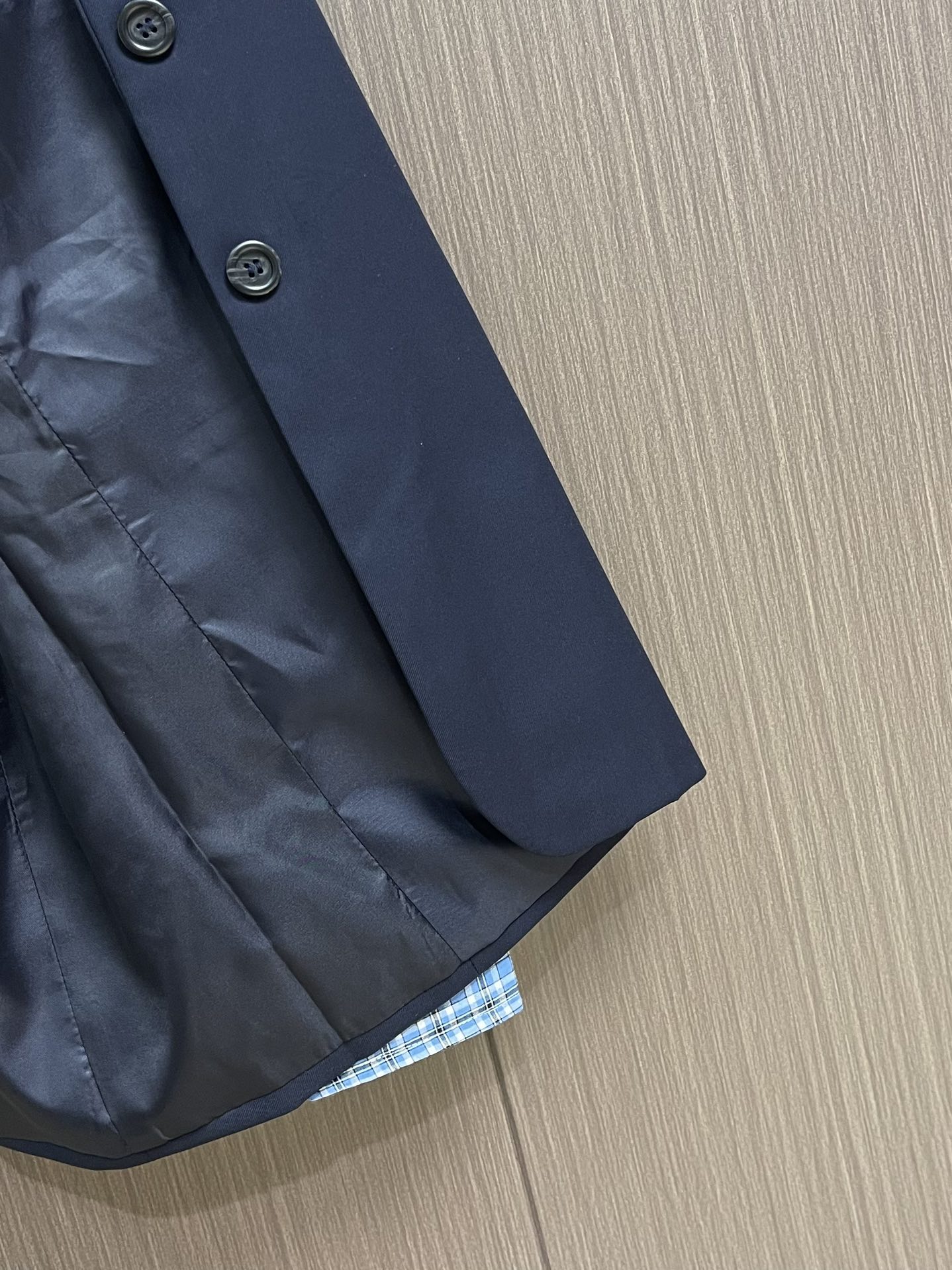 
MIUMIU 拼袖羊毛夹克西服，采用YB定制棉质面料，主体面料挺括有型，不易褶皱，穿着时能保持良轻松打