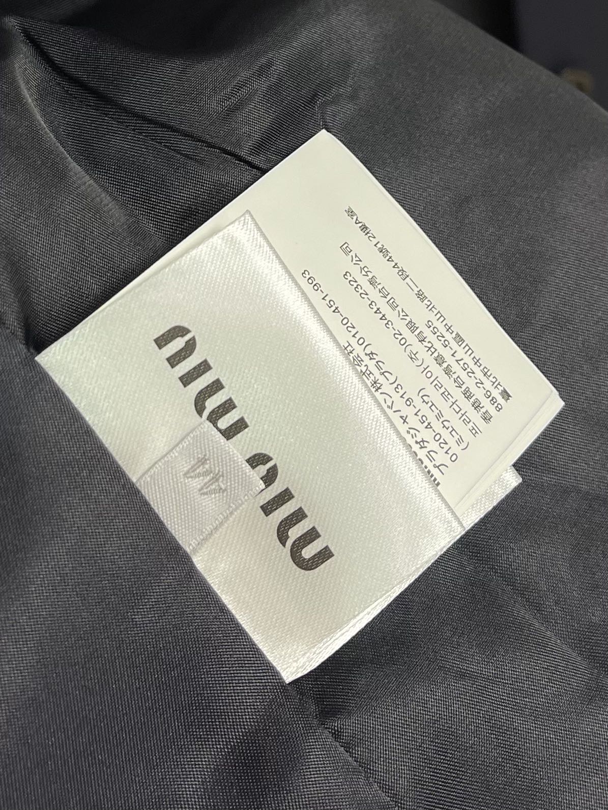 
MIUMIU 拼袖羊毛夹克西服，采用YB定制棉质面料，主体面料挺括有型，不易褶皱，穿着时能保持良轻松打