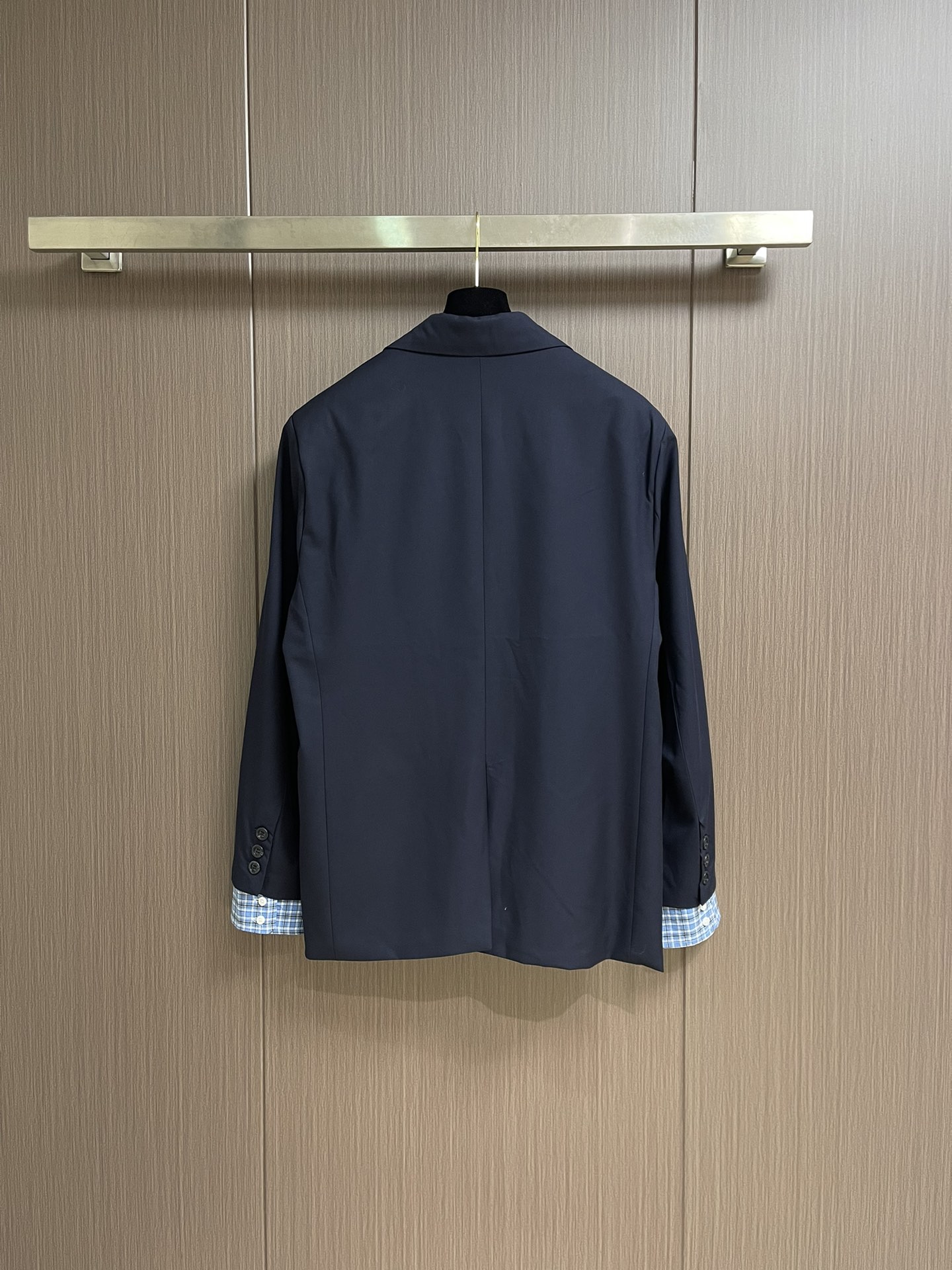 
MIUMIU 拼袖羊毛夹克西服，采用YB定制棉质面料，主体面料挺括有型，不易褶皱，穿着时能保持良轻松打