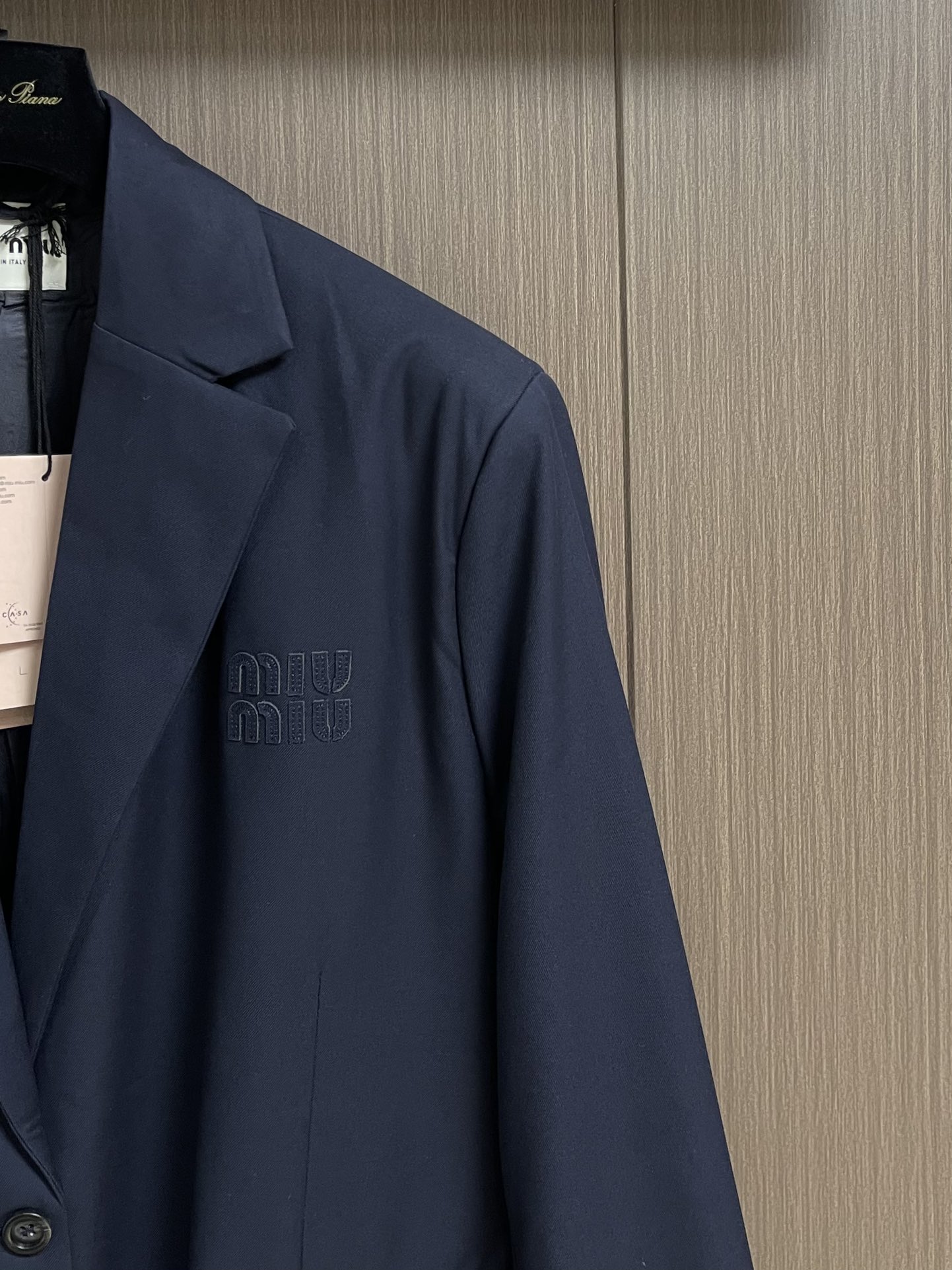 
MIUMIU 拼袖羊毛夹克西服，采用YB定制棉质面料，主体面料挺括有型，不易褶皱，穿着时能保持良轻松打