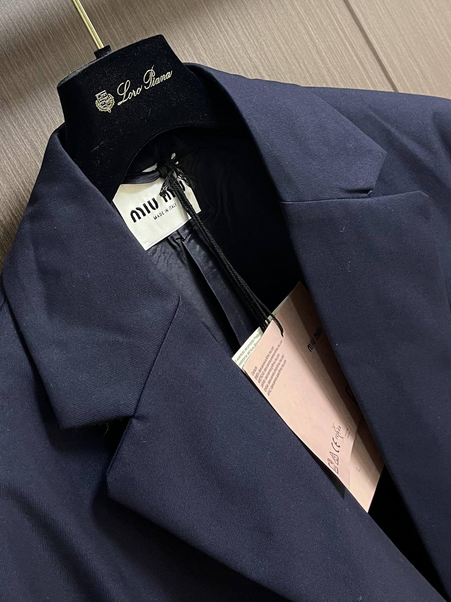 
MIUMIU 拼袖羊毛夹克西服，采用YB定制棉质面料，主体面料挺括有型，不易褶皱，穿着时能保持良轻松打