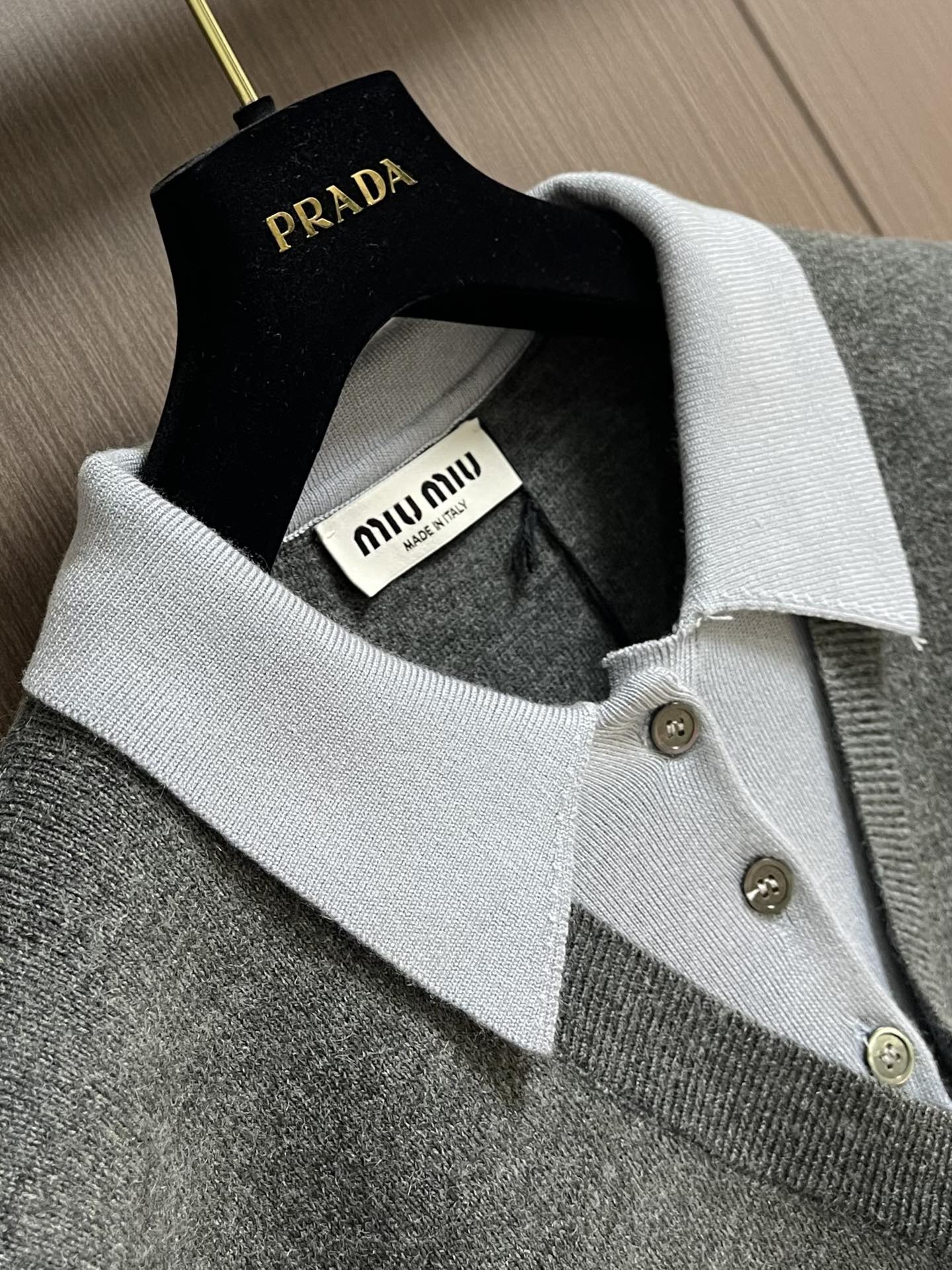 
Miu Miu 2025Fw拼色领针织毛衣，面料精选亲肤天丝＋精选羊毛＋光泽真丝三重质感，大身使用28