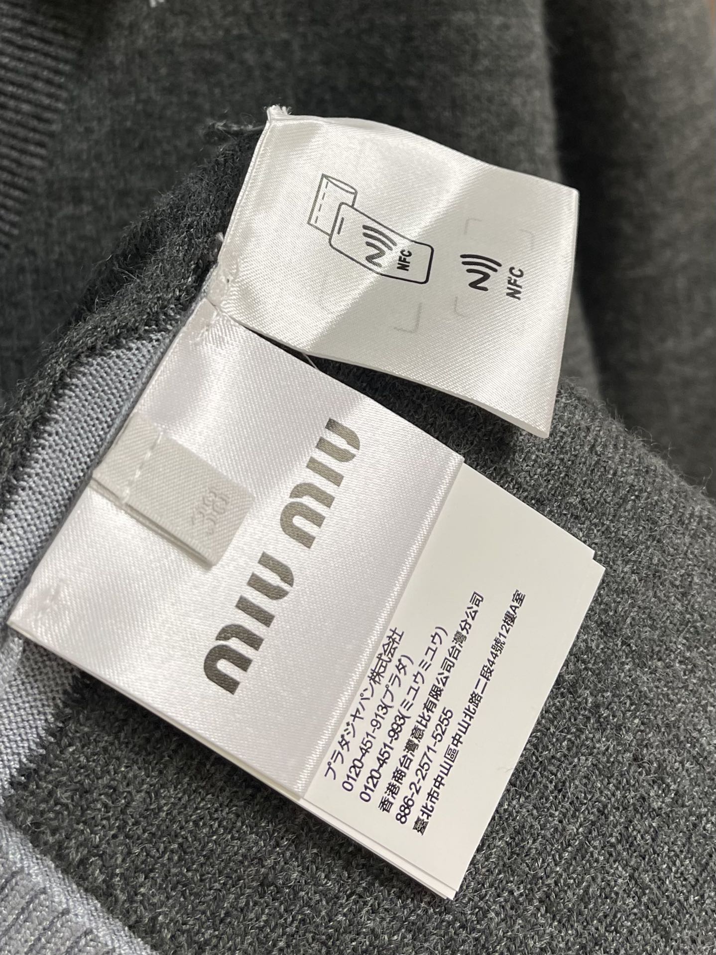 
Miu Miu 2025Fw拼色领针织毛衣，面料精选亲肤天丝＋精选羊毛＋光泽真丝三重质感，大身使用28