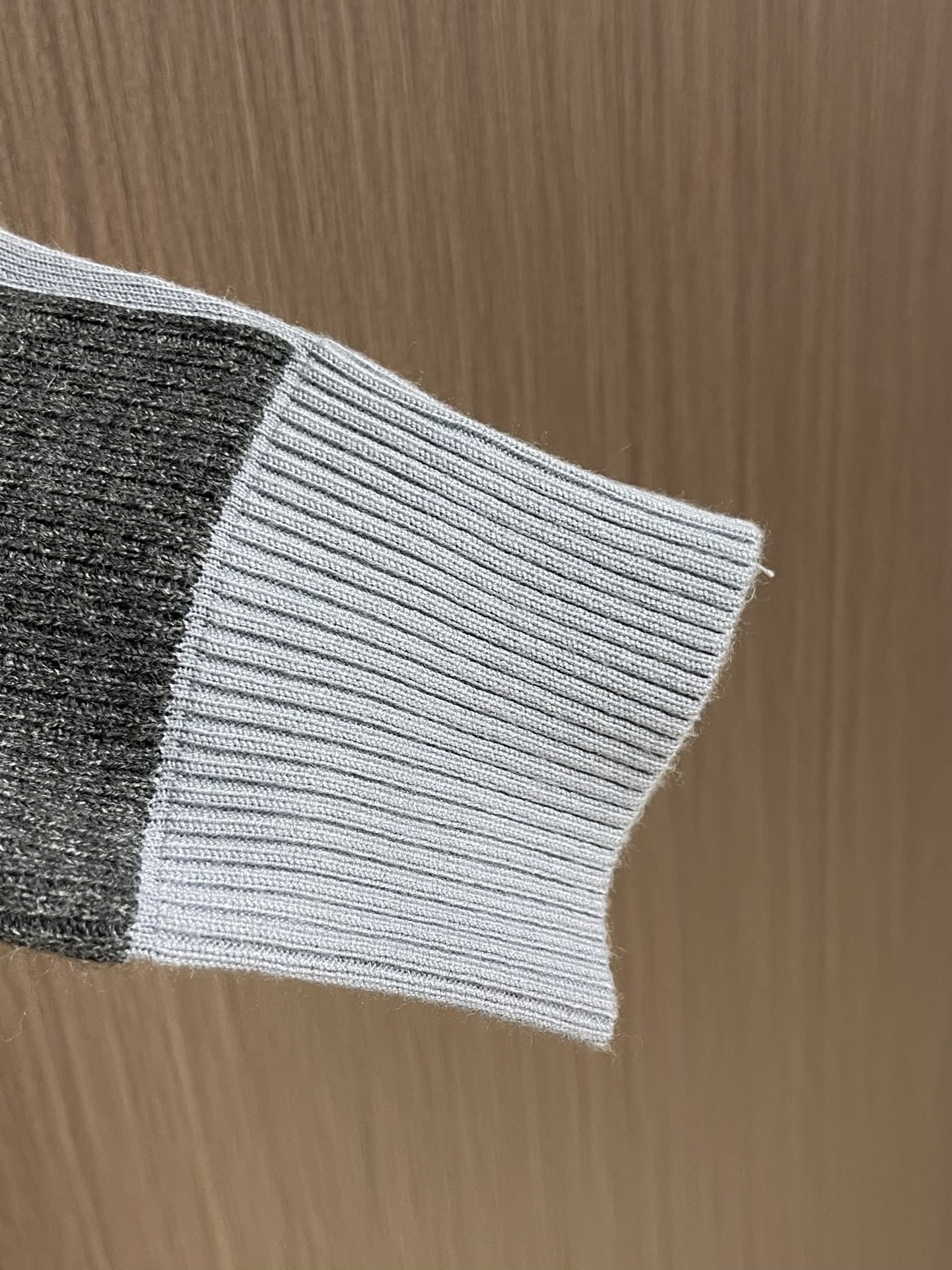 
Miu Miu 2025Fw拼色领针织毛衣，面料精选亲肤天丝＋精选羊毛＋光泽真丝三重质感，大身使用28