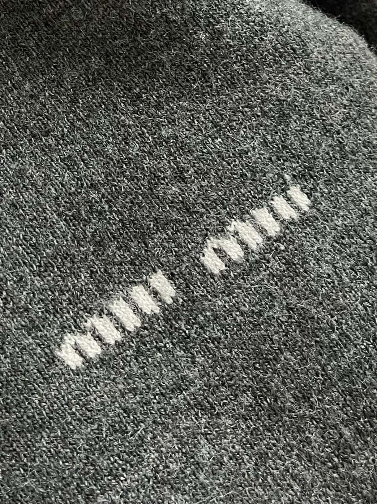 
Miu Miu 2025Fw拼色领针织毛衣，面料精选亲肤天丝＋精选羊毛＋光泽真丝三重质感，大身使用28