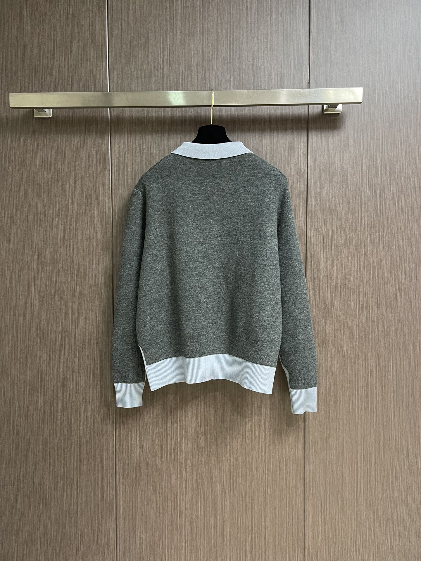 
Miu Miu 2025Fw拼色领针织毛衣，面料精选亲肤天丝＋精选羊毛＋光泽真丝三重质感，大身使用28