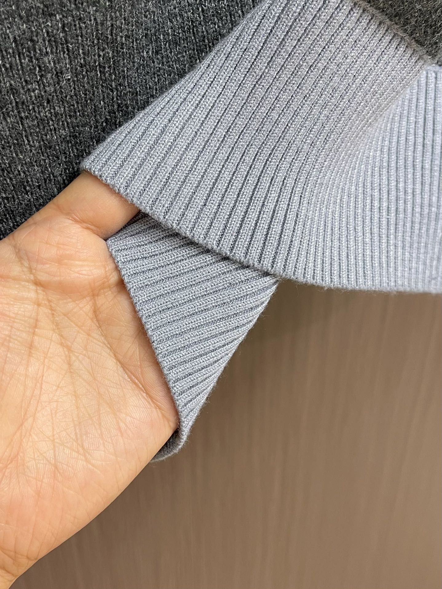 
Miu Miu 2025Fw拼色领针织毛衣，面料精选亲肤天丝＋精选羊毛＋光泽真丝三重质感，大身使用28