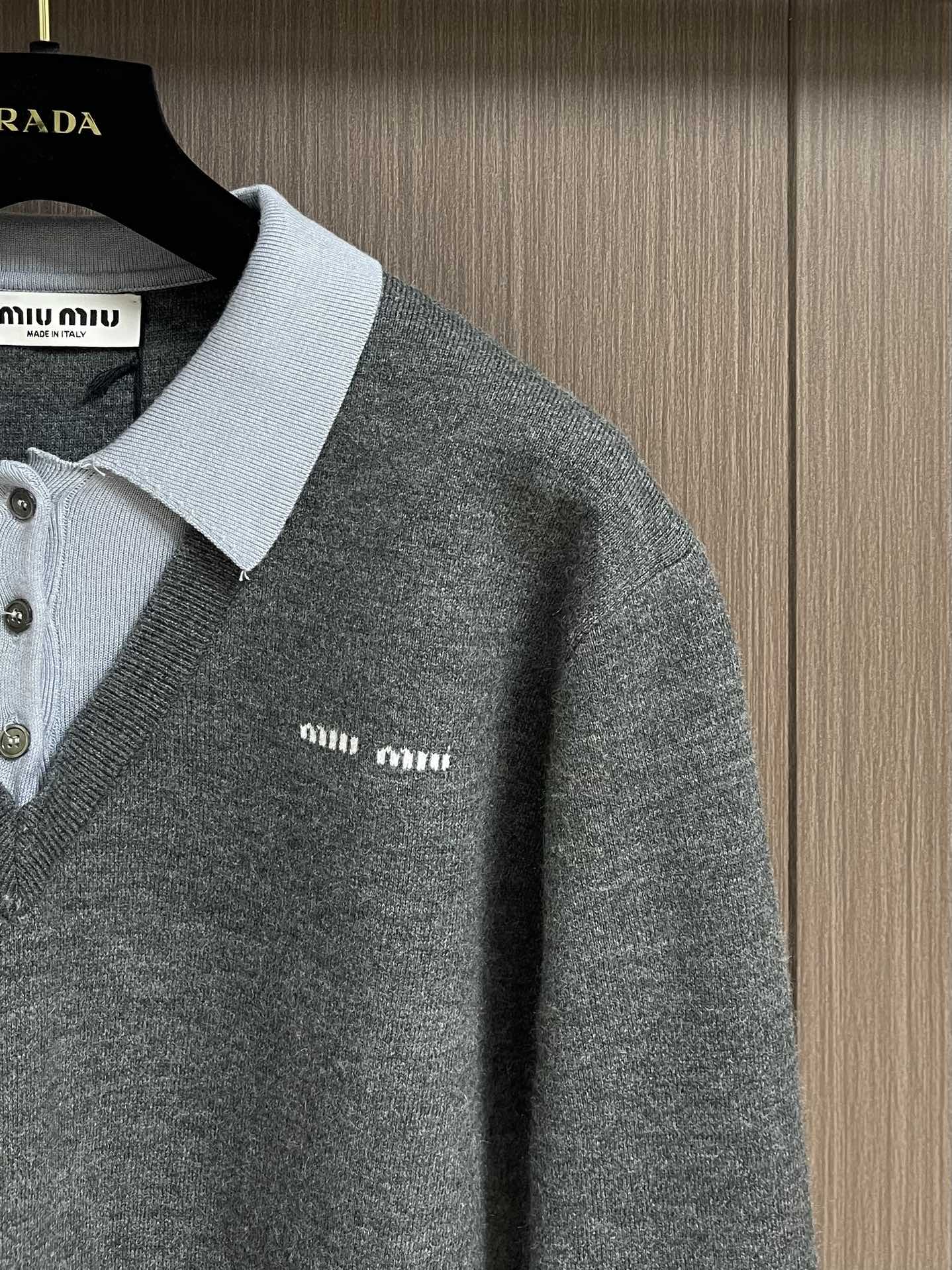 
Miu Miu 2025Fw拼色领针织毛衣，面料精选亲肤天丝＋精选羊毛＋光泽真丝三重质感，大身使用28