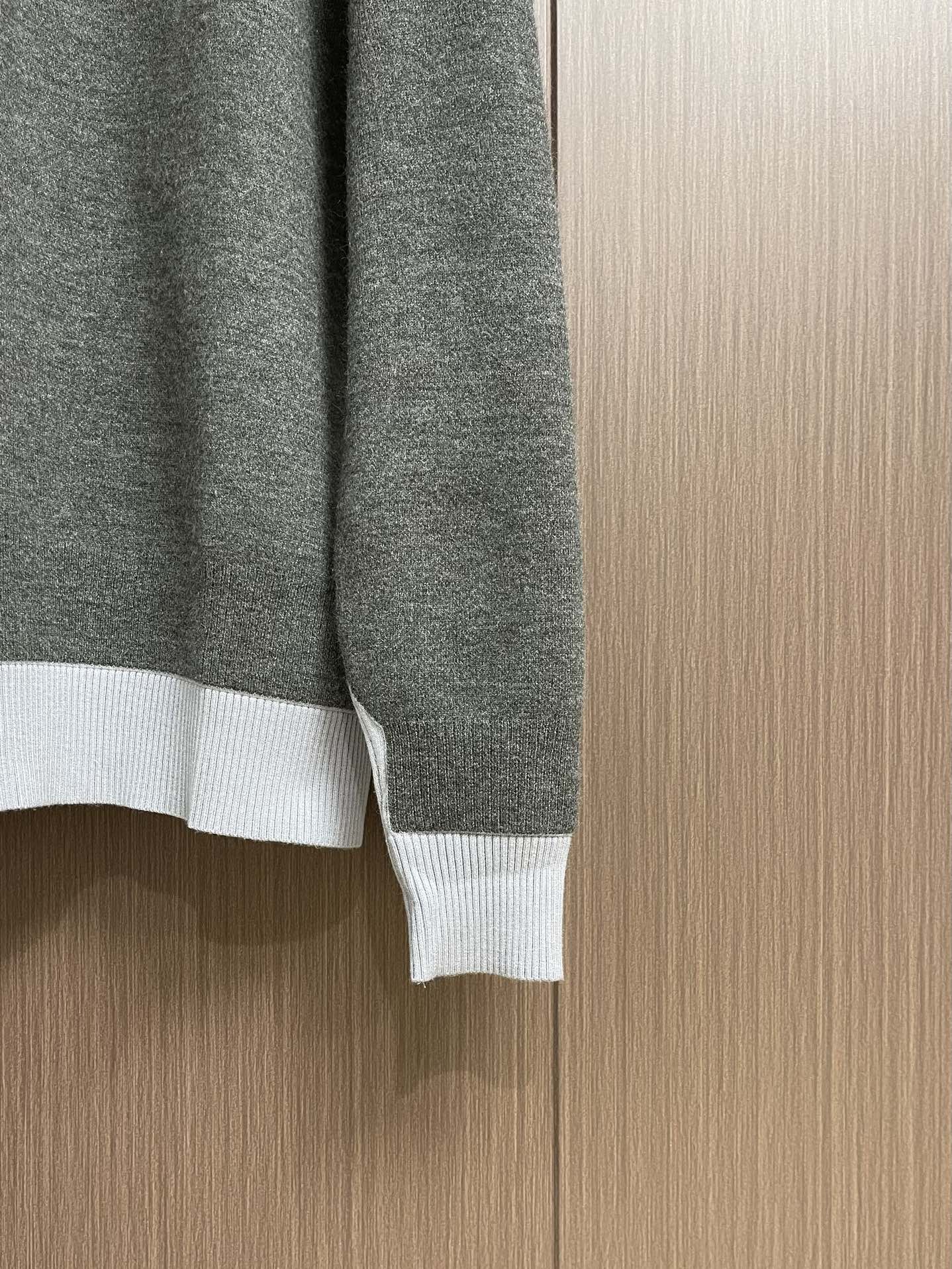 
Miu Miu 2025Fw拼色领针织毛衣，面料精选亲肤天丝＋精选羊毛＋光泽真丝三重质感，大身使用28