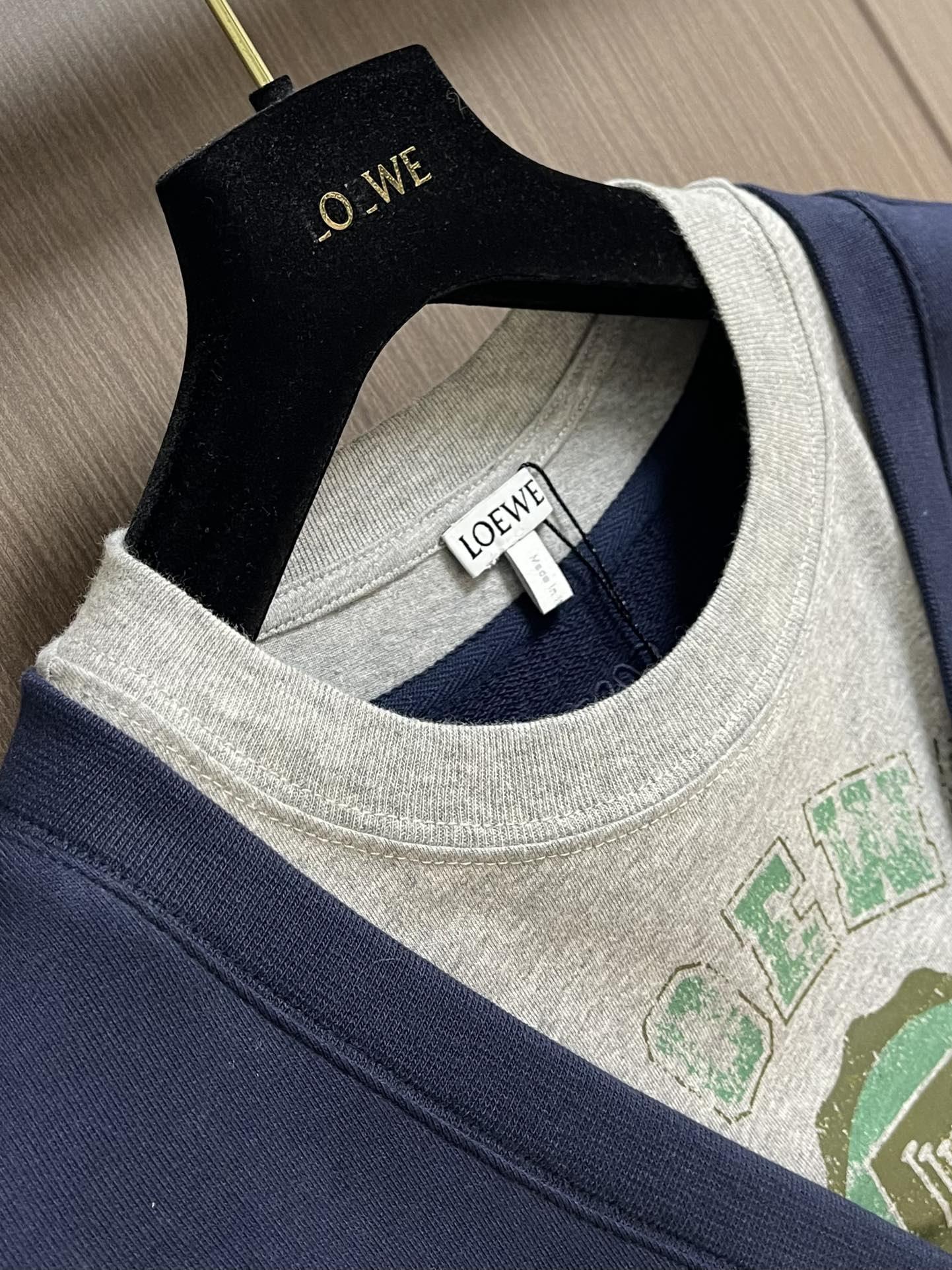 
Loewe 拼接V领圆领卫衣，中克重回圈棉质卫衣面料，正面丝网印刷标志、常规版型、标准长度、拼接圆领设