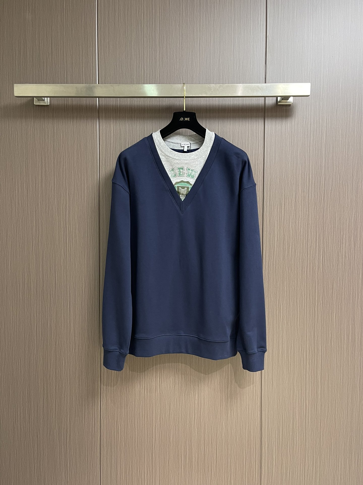 NO:514158,Loewe  Spliced ​​V-neck round neck sweater, Zhongke returns to the ring cotton sweater fabric, front screen printing logo, regular layout, standard length, spliced ​​round neck design, ribbed cuffs and hem, full set of auxiliary materials, using 26S double yarn + 10S reverse terry bottom yarn, 380g; paired with 21S double yarn rib, 470g. The double-sided infrastructure has better bottom locking ability, and is paired with spandex silk to lock the cloth surface. Even if it is made of thick fleece, the hair loss is still reduced than that of ordinary sweater fleece fabric. The pattern is clear and delicate,  The cloth surface is clean and smooth; after stretching, the cloth surface can be quickly restored to flatness, and is wide and easy to shape. It uses 24S special-spun tight cotton fabric, 185g; matched with 32S double yarn thread, 300g. The tight spinning strength is higher than that of traditional single yarn, and the single fibers in the tight yarn are arranged tightly, which helps to improve the strength of the yarn. The ends of the fibers are twisted into the yarn, so the yarn is very tight, and the yarn looks smooth and smooth. The tight spinning yarn has higher strength and fewer hairs, which is not easy to cause hair wear. High elasticity, crack resistance, waterproof shift change elastic paste printing  Process; elastic glue has a high stretching rate, repeated stretching does not crack, and its durability is far superior to ordinary glue. Environmentally friendly elastic glue printing uses special chemical gel and environmentally friendly dye to adhere the dye firmly to the fabric through the media of the gel. Using the viscosity and elasticity of the glue, the printing part has a certain stretchability and elasticity. The logo adopts three-dimensional embroidery process, and the logo clearly reduces the spacing curve. Select mercerized embroidery thread with gloss, and combines the machine with complex embroidery needlework and fine details to create  The embroidery effect of three-dimensional relief is achieved. The classic trademark letter embroidery is fine and dense, the font is clear and the line feel is strong and three-dimensional. It creates a sense of layering and presents the visual effect of the two clothes. The loose style is good for the body; the V-neck design modifies the neck lines and the splicing design breaks the singleness, and the layering of the sweatshirts is increased through the comparison of different collars, and the overall design is casual and diverse. Sizes XS-L, loewe, hoodie, sweatshirts, alexander  wang19860909Loewe 拼接V领圆领卫衣,中克重回圈棉质卫衣面料,正面丝网印刷标志、常规版型、标准长度、拼接圆领设计、罗纹袖口和下摆、全套辅料配备,采用26S双纱＋10S反向毛圈底纱,380g；搭配21S双纱罗纹,470g.双面基础结构拥有更出色的锁底能力,搭配使用氨纶丝紧锁布面,即使做厚抓绒效果掉毛情况仍然比普通的卫衣抓绒面料减少.纹路清晰细腻,布面干净爽滑；拉伸后布面也可迅速恢复平整,挺阔易塑形.采用24S特纺紧密棉面料,185g；搭配32S双纱螺纹,300g.紧密纺强力比传统单纱高,紧密纱中的单纤维排列紧密,有助于提高纱线的强力.纤维的端头均捻入纱线内,因此成纱非常紧密,纱线外观光洁毛羽.紧密纺纱线强力较高毛羽较少,不易产生磨毛的现象.高弹抗裂防水换班弹力胶浆印花工艺；弹力胶浆拉伸率较高,反复拉伸不裂纹,耐用性远超普通胶浆.环保弹力胶浆印花采用特殊的化学凝胶与环保染料混合,通过凝胶的介质作用,将染料牢固地附着在面料上.利用胶浆的粘性和弹性,使印花部分具有一定的拉伸性和回弹性.徽标采用立体刺绣工艺,徽标清晰还原间距曲线.精选具有光泽感的丝光绣线进行,机结合复杂刺绣针艺,精细的细节处理,造就了立体浮雕的刺绣效果.经典商标字母刺绣精细针法绵密,字体清晰且线条感和立体感强.创造层次感,呈现两件衣服的视觉效果.宽松版型对身材包容性好；V领设计修饰颈部线条、；拼接设计打破单一,通过不同领型的对比,增加了卫衣的层次感,整体设计休闲多样化.尺码XS-L,,loewe,hoodie,sweatshirts,alexander wang,Men's clothing