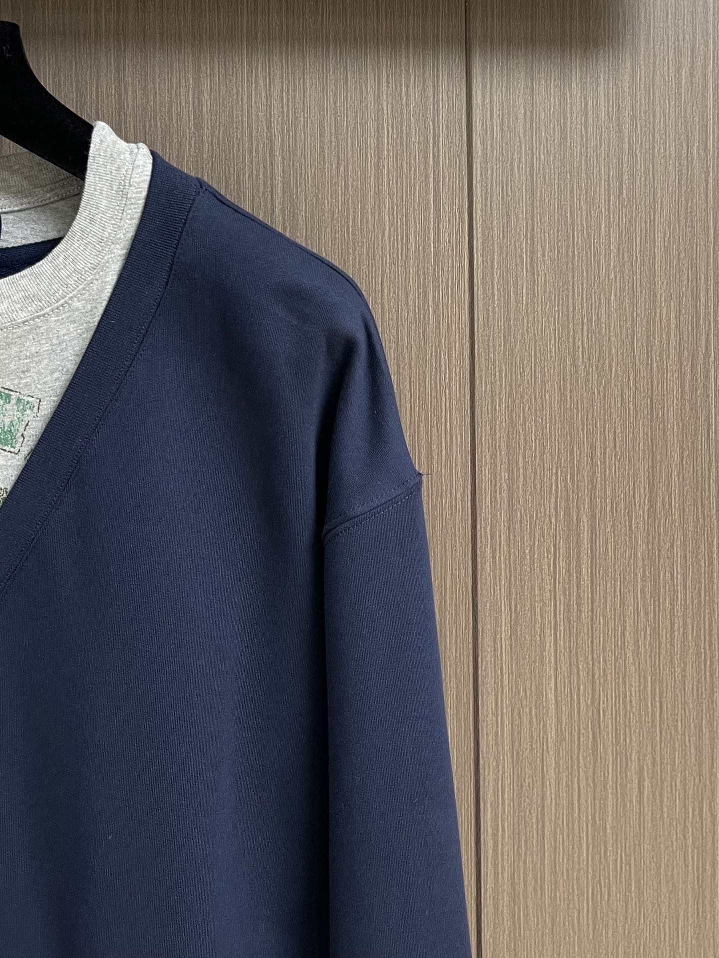 
Loewe 拼接V领圆领卫衣，中克重回圈棉质卫衣面料，正面丝网印刷标志、常规版型、标准长度、拼接圆领设