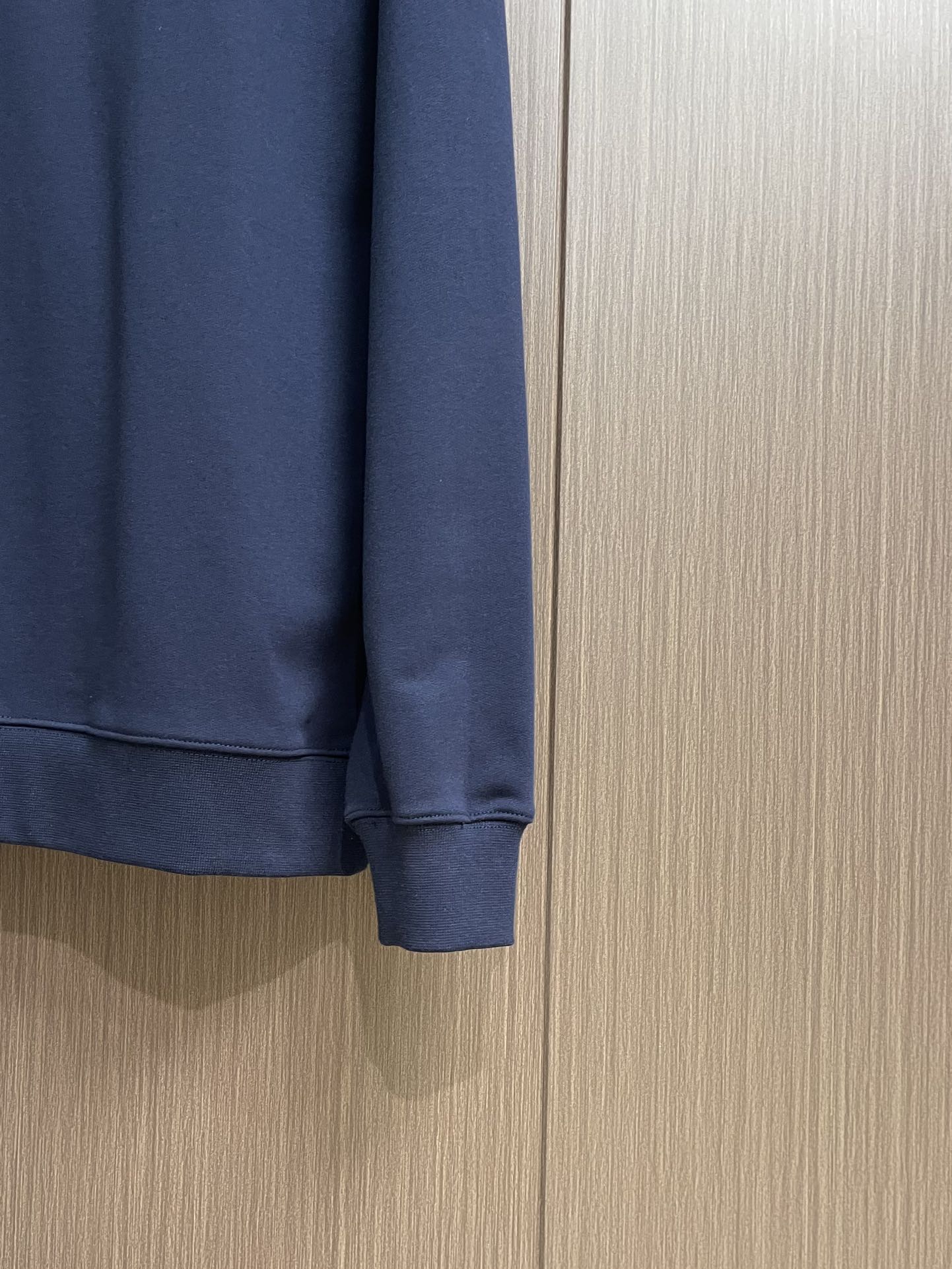 
Loewe 拼接V领圆领卫衣，中克重回圈棉质卫衣面料，正面丝网印刷标志、常规版型、标准长度、拼接圆领设