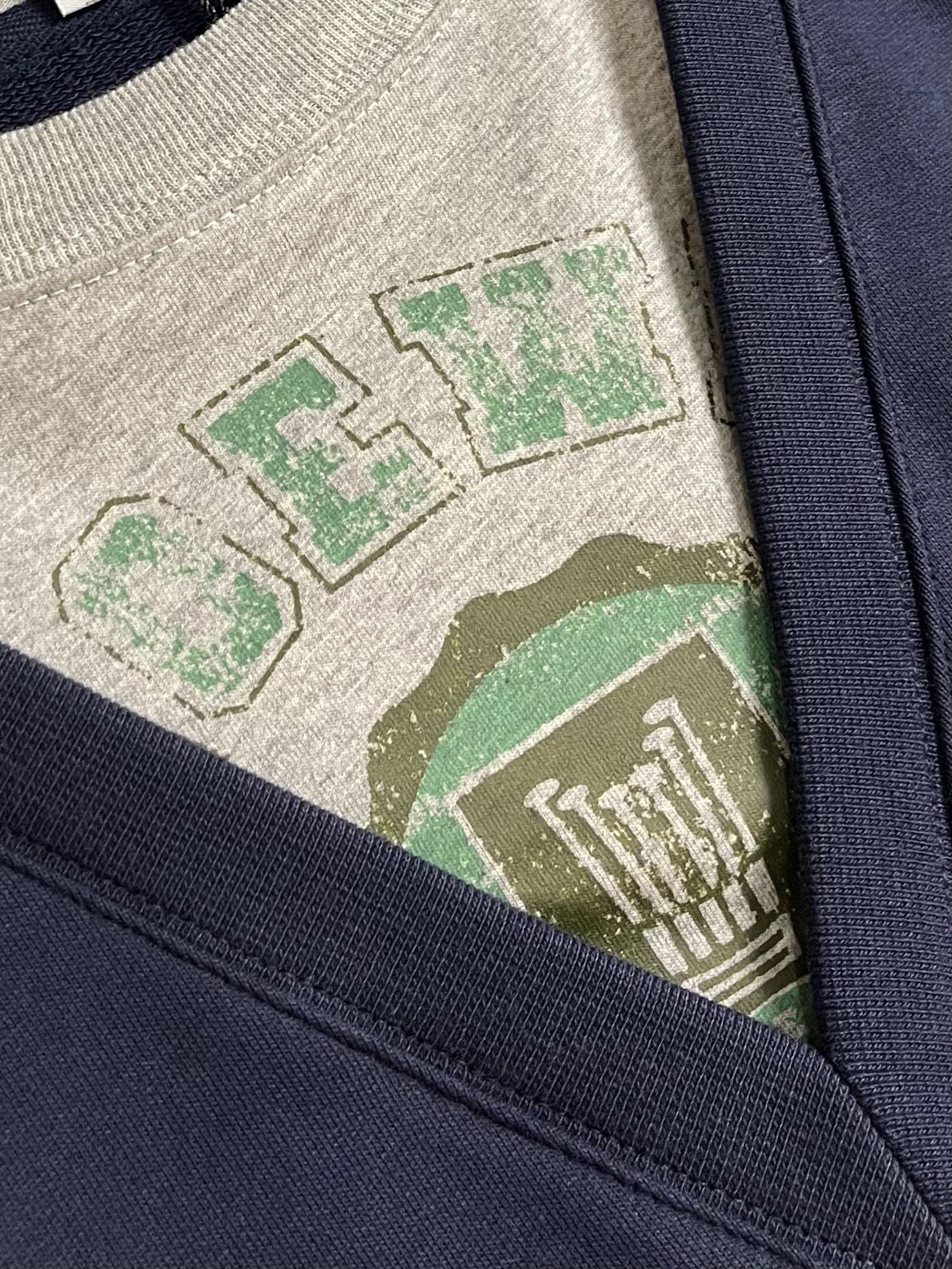 
Loewe 拼接V领圆领卫衣，中克重回圈棉质卫衣面料，正面丝网印刷标志、常规版型、标准长度、拼接圆领设