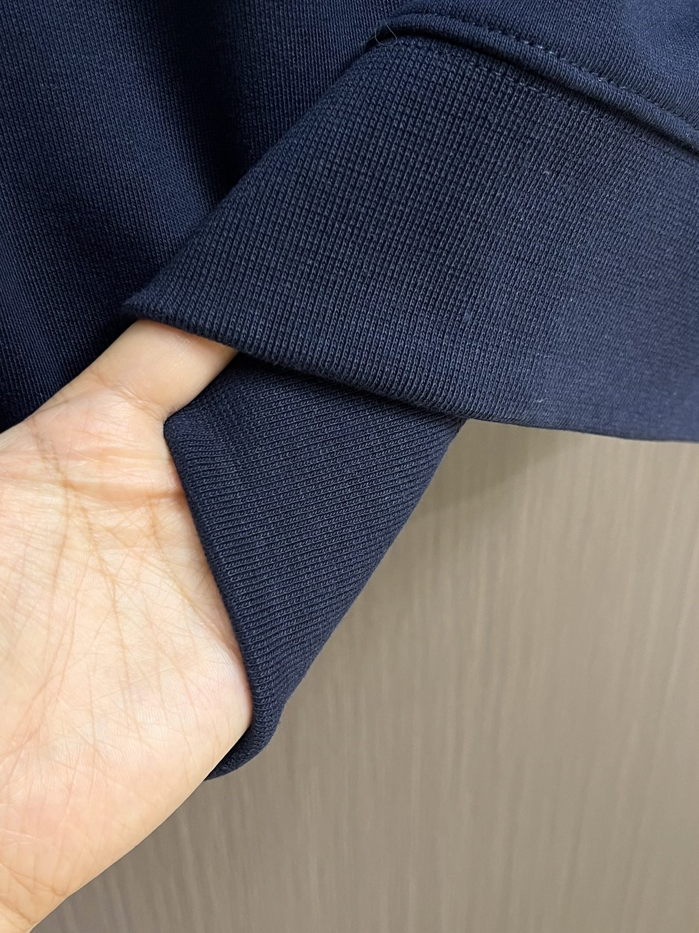 
Loewe 拼接V领圆领卫衣，中克重回圈棉质卫衣面料，正面丝网印刷标志、常规版型、标准长度、拼接圆领设