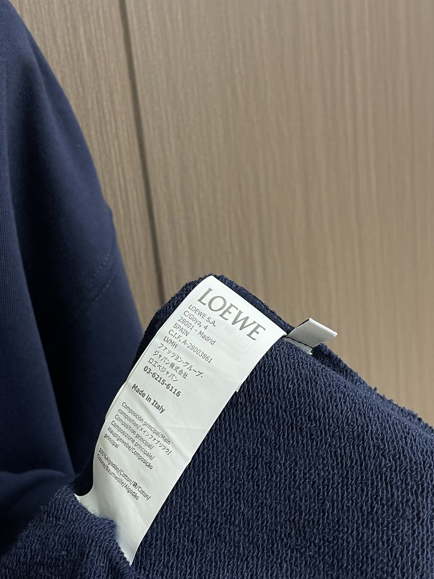 
Loewe 拼接V领圆领卫衣，中克重回圈棉质卫衣面料，正面丝网印刷标志、常规版型、标准长度、拼接圆领设