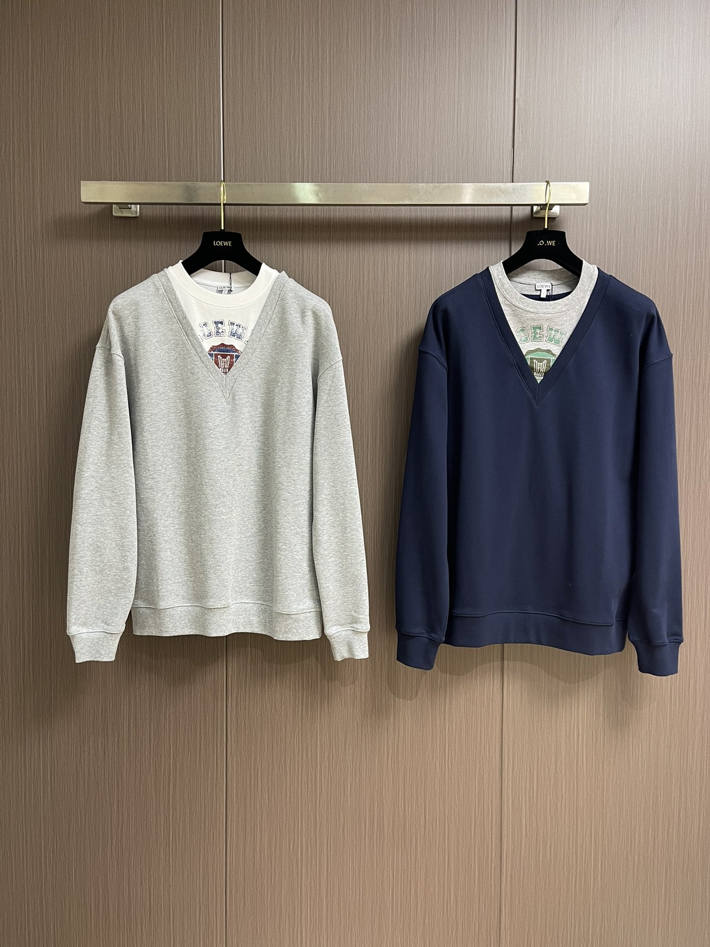 
Loewe 拼接V领圆领卫衣，中克重回圈棉质卫衣面料，正面丝网印刷标志、常规版型、标准长度、拼接圆领设
