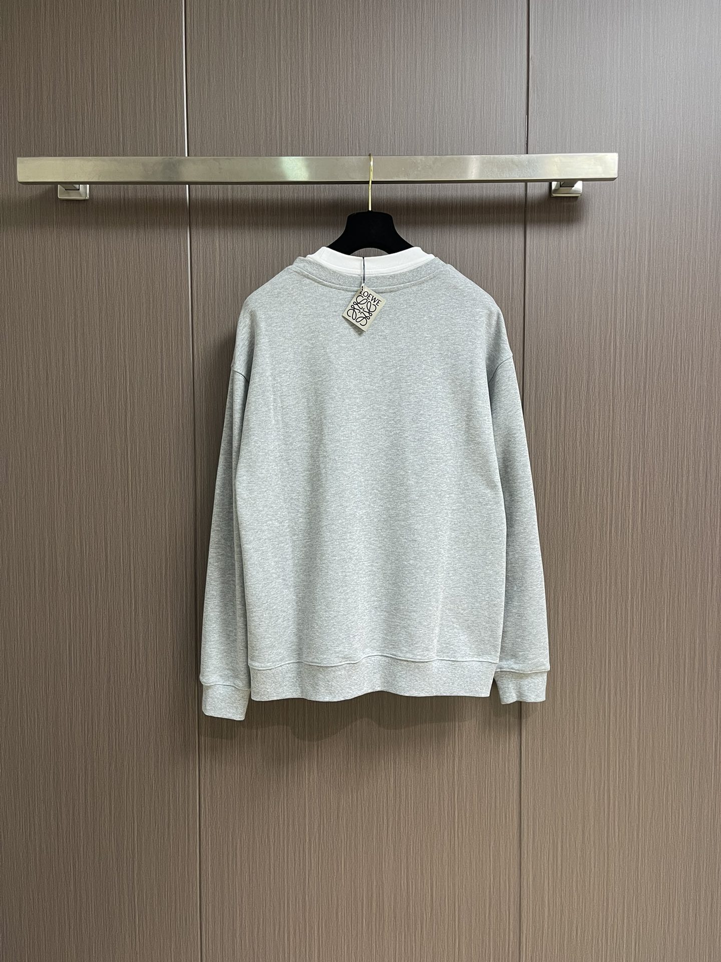 
Loewe 拼接V领圆领卫衣，中克重回圈棉质卫衣面料，正面丝网印刷标志、常规版型、标准长度、拼接圆领设