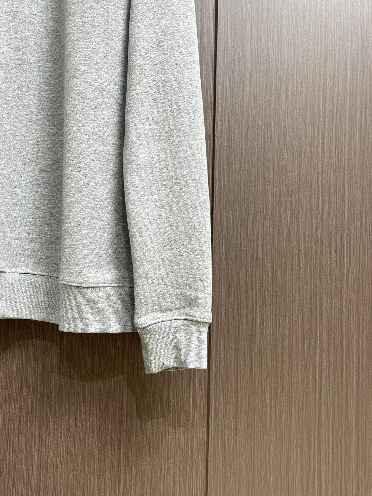 
Loewe 拼接V领圆领卫衣，中克重回圈棉质卫衣面料，正面丝网印刷标志、常规版型、标准长度、拼接圆领设