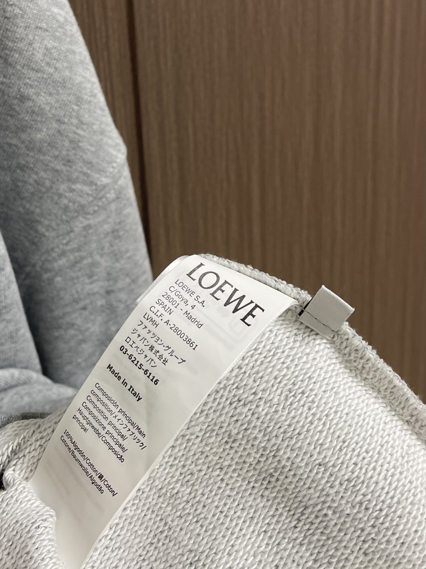 
Loewe 拼接V领圆领卫衣，中克重回圈棉质卫衣面料，正面丝网印刷标志、常规版型、标准长度、拼接圆领设