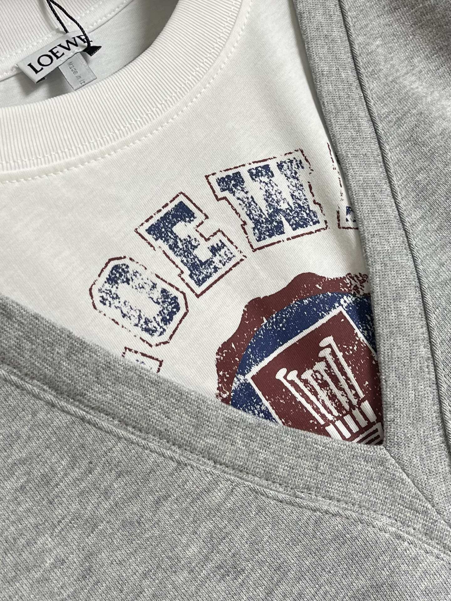 
Loewe 拼接V领圆领卫衣，中克重回圈棉质卫衣面料，正面丝网印刷标志、常规版型、标准长度、拼接圆领设