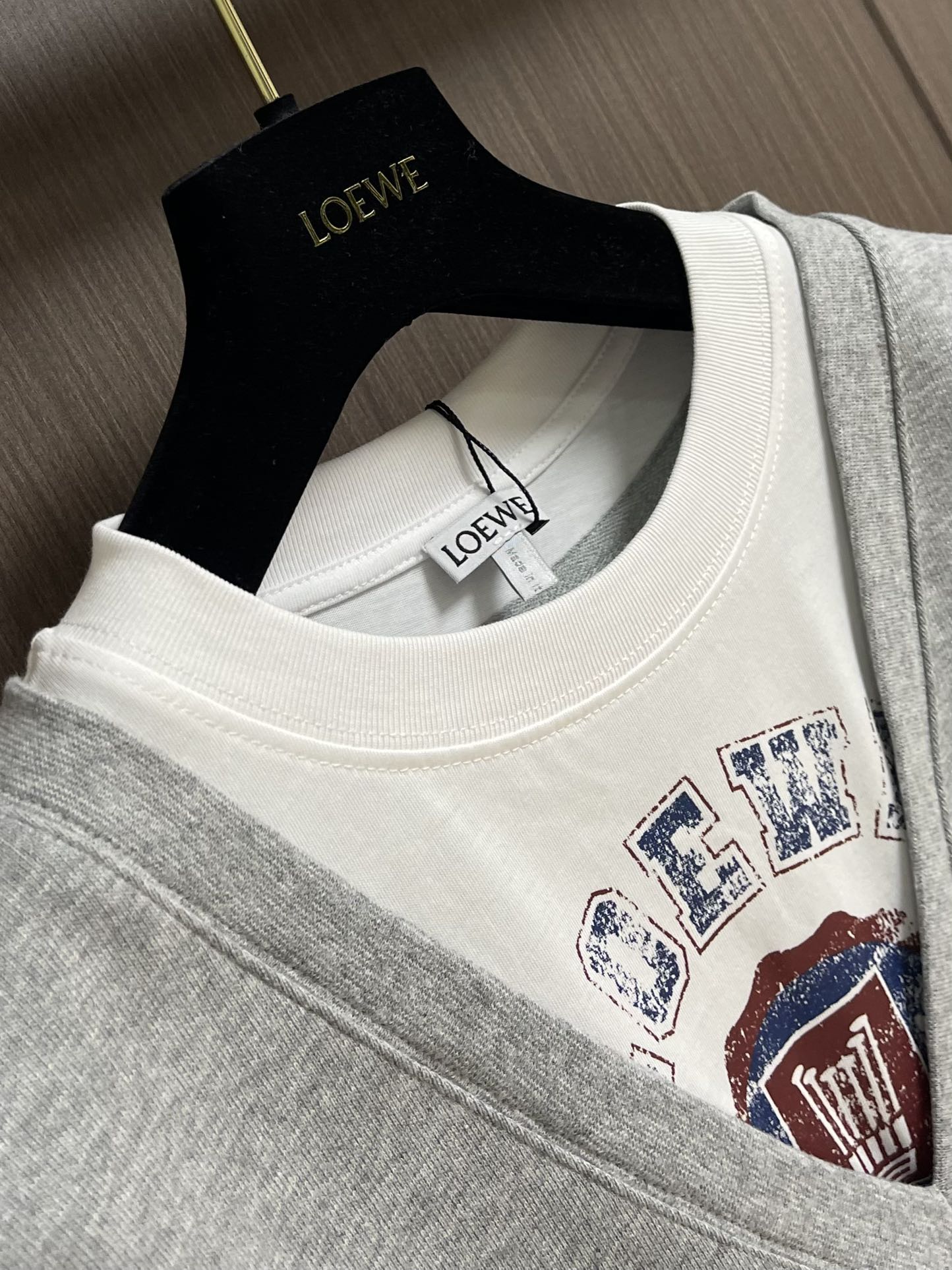 
Loewe 拼接V领圆领卫衣，中克重回圈棉质卫衣面料，正面丝网印刷标志、常规版型、标准长度、拼接圆领设