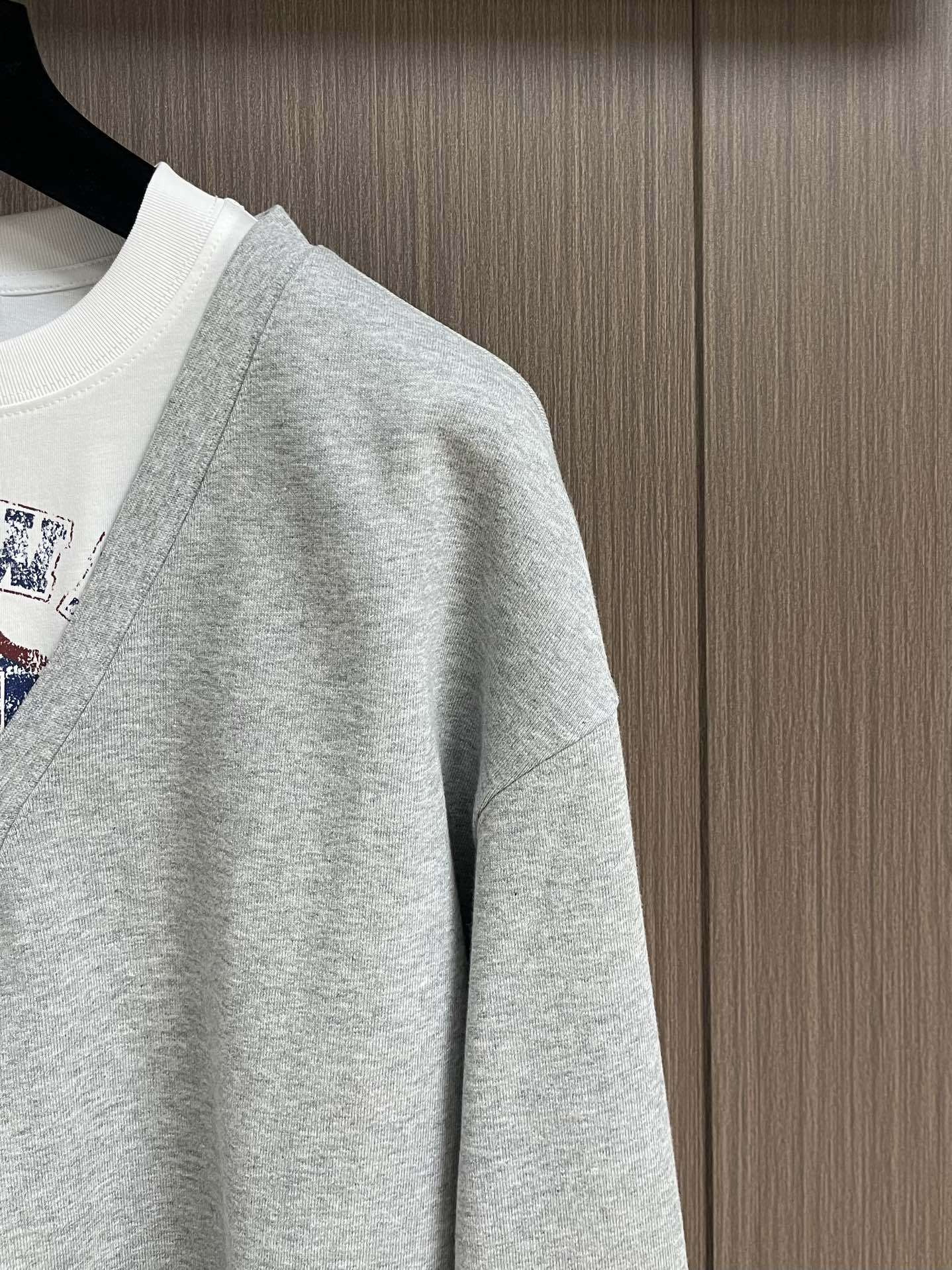 
Loewe 拼接V领圆领卫衣，中克重回圈棉质卫衣面料，正面丝网印刷标志、常规版型、标准长度、拼接圆领设