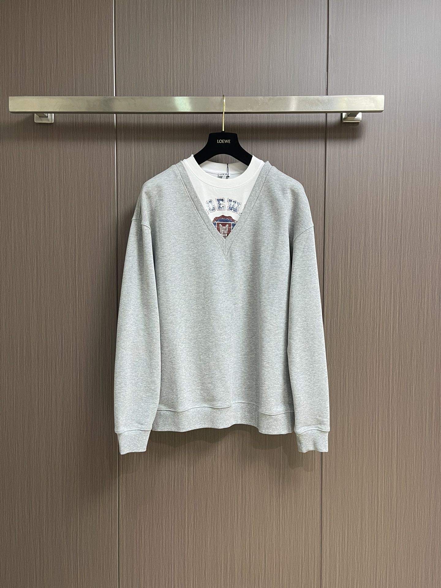 NO:512732,Loewe  Spliced ​​V-neck round neck sweater, Zhongke returns to the ring cotton sweater fabric, front screen printing logo, regular layout, standard length, spliced ​​round neck design, ribbed cuffs and hem, full set of auxiliary materials, using 26S double yarn + 10S reverse terry bottom yarn, 380g; paired with 21S double yarn rib, 470g. The double-sided infrastructure has better bottom locking ability, and is paired with spandex silk to lock the cloth surface. Even if it is made of thick fleece, the hair loss is still reduced than that of ordinary sweater fleece fabric. The pattern is clear and delicate,  The cloth surface is clean and smooth; after stretching, the cloth surface can be quickly restored to flatness, and is wide and easy to shape. It uses 24S special-spun tight cotton fabric, 185g; matched with 32S double yarn thread, 300g. The tight spinning strength is higher than that of traditional single yarn, and the single fibers in the tight yarn are arranged tightly, which helps to improve the strength of the yarn. The ends of the fibers are twisted into the yarn, so the yarn is very tight, and the yarn looks smooth and smooth. The tight spinning yarn has higher strength and fewer hairs, which is not easy to cause hair wear. High elasticity, crack resistance, waterproof shift change elastic paste printing  Process; elastic glue has a high stretching rate, repeated stretching does not crack, and its durability is far superior to ordinary glue. Environmentally friendly elastic glue printing uses special chemical gel and environmentally friendly dye to adhere the dye firmly to the fabric through the media of the gel. Using the viscosity and elasticity of the glue, the printing part has a certain stretchability and elasticity. The logo adopts three-dimensional embroidery process, and the logo clearly reduces the spacing curve. Select mercerized embroidery thread with gloss, and combines the machine with complex embroidery needlework and fine details to create  The embroidery effect of three-dimensional relief is achieved. The classic trademark letter embroidery is fine and dense, the font is clear and the line feel is strong and three-dimensional. It creates a sense of layering and presents the visual effect of the two clothes. The loose style is good for the body; the V-neck design modifies the neck lines and the splicing design breaks the singleness, and the layering of the sweatshirts is increased through the comparison of different collars, and the overall design is casual and diverse. Sizes XS-L, loewe, hoodie, sweatshirts, alexander  wang19860909Loewe 拼接V领圆领卫衣,中克重回圈棉质卫衣面料,正面丝网印刷标志、常规版型、标准长度、拼接圆领设计、罗纹袖口和下摆、全套辅料配备,采用26S双纱＋10S反向毛圈底纱,380g；搭配21S双纱罗纹,470g.双面基础结构拥有更出色的锁底能力,搭配使用氨纶丝紧锁布面,即使做厚抓绒效果掉毛情况仍然比普通的卫衣抓绒面料减少.纹路清晰细腻,布面干净爽滑；拉伸后布面也可迅速恢复平整,挺阔易塑形.采用24S特纺紧密棉面料,185g；搭配32S双纱螺纹,300g.紧密纺强力比传统单纱高,紧密纱中的单纤维排列紧密,有助于提高纱线的强力.纤维的端头均捻入纱线内,因此成纱非常紧密,纱线外观光洁毛羽.紧密纺纱线强力较高毛羽较少,不易产生磨毛的现象.高弹抗裂防水换班弹力胶浆印花工艺；弹力胶浆拉伸率较高,反复拉伸不裂纹,耐用性远超普通胶浆.环保弹力胶浆印花采用特殊的化学凝胶与环保染料混合,通过凝胶的介质作用,将染料牢固地附着在面料上.利用胶浆的粘性和弹性,使印花部分具有一定的拉伸性和回弹性.徽标采用立体刺绣工艺,徽标清晰还原间距曲线.精选具有光泽感的丝光绣线进行,机结合复杂刺绣针艺,精细的细节处理,造就了立体浮雕的刺绣效果.经典商标字母刺绣精细针法绵密,字体清晰且线条感和立体感强.创造层次感,呈现两件衣服的视觉效果.宽松版型对身材包容性好；V领设计修饰颈部线条、；拼接设计打破单一,通过不同领型的对比,增加了卫衣的层次感,整体设计休闲多样化.尺码XS-L,,loewe,hoodie,sweatshirts,alexander wang,Men's clothing