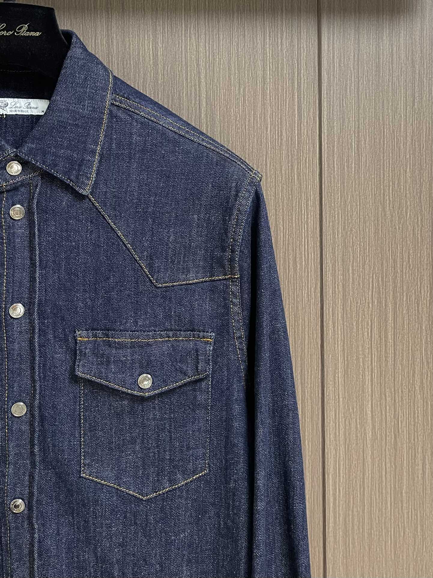 
lP🆕 LoroPiana时髦精穿搭！复古洗水蓝丹宁牛仔衬衫！工装口袋金属扣装饰高级感拉满！定制进口牛