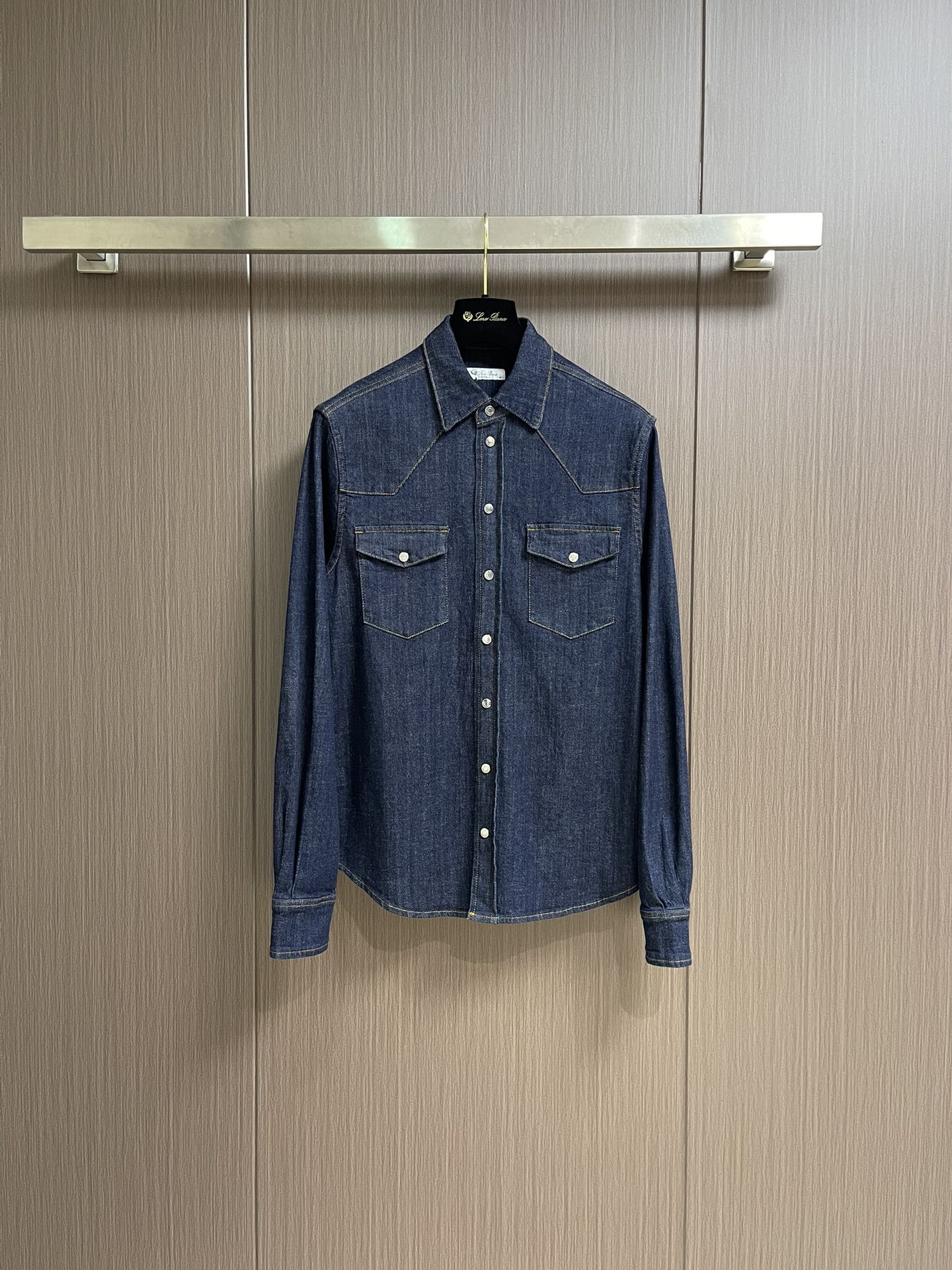 NO:514199,LP Loropiana fashionable outfits!  Retro wash-water blue denim denim shirt!  Working pocket metal buckle decoration full of high-end feel!  Custom imported denim active washing process with comfortable and breathable texture!  The classic H-style style is not picky and versatile, and the upper body is super slim!  Highly recommended items, customized hardware accessories. Size M-3XL M size shoulder width 44.5cm bust 109cm long 72cm L size shoulder width 46cm bust 112cm long 73.5cm xL size shoulder width 47.5cm bust 115cm long 75cm 2XL size shoulder width 49cm bust 118cm long 76.5cm 3XL size shoulder width 50.5cm bust 121cm long 78cm, loro piana,loro piana,shirts,alexander wang19860909LP Loropiana时髦精穿搭！复古洗水蓝丹宁牛仔衬衫！工装口袋金属扣装饰高级感拉满！定制进口牛仔活性洗水工艺质感舒适透气！经典H版型不挑人百搭又时髦上身超显瘦！强烈推荐单品,定制五金配件.尺码M-3XL M码肩宽44.5cm 胸围109cm 衣长72cm L码肩宽46cm 胸围112cm 衣长73.5cm XL码肩宽47.5cm 胸围115cm 衣长75cm 2XL码肩宽49cm 胸围118cm 衣长76.5cm 3XL码肩宽50.5cm 胸围121cm 衣长78cm,,loro piana,loro piana,shirts,alexander wang,Men's clothing