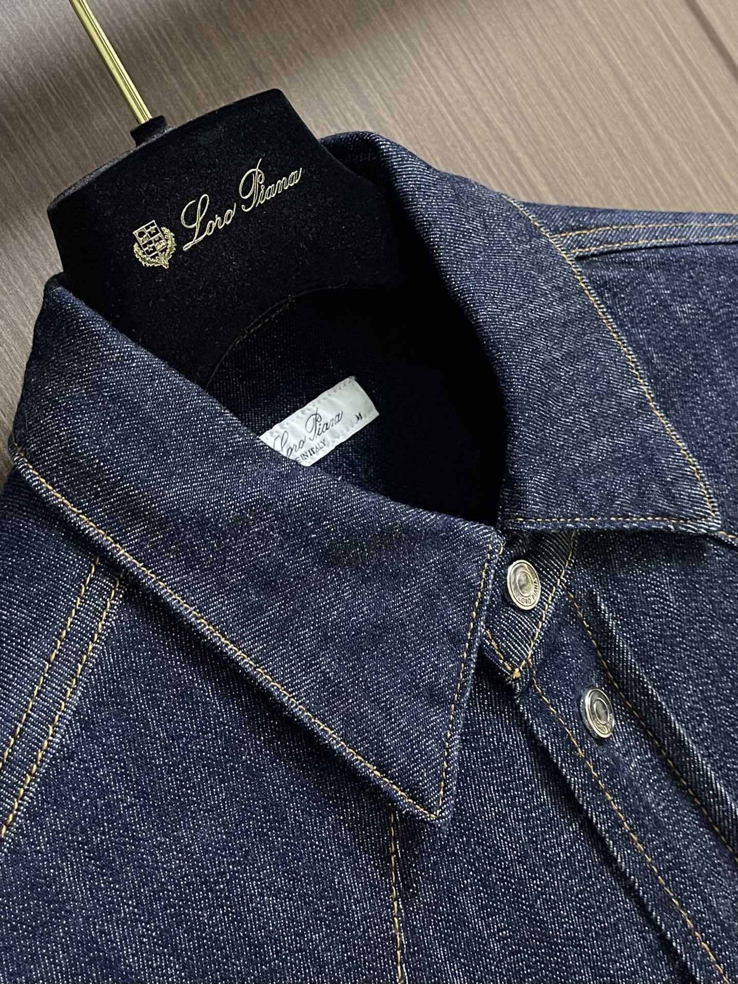 
lP🆕 LoroPiana时髦精穿搭！复古洗水蓝丹宁牛仔衬衫！工装口袋金属扣装饰高级感拉满！定制进口牛